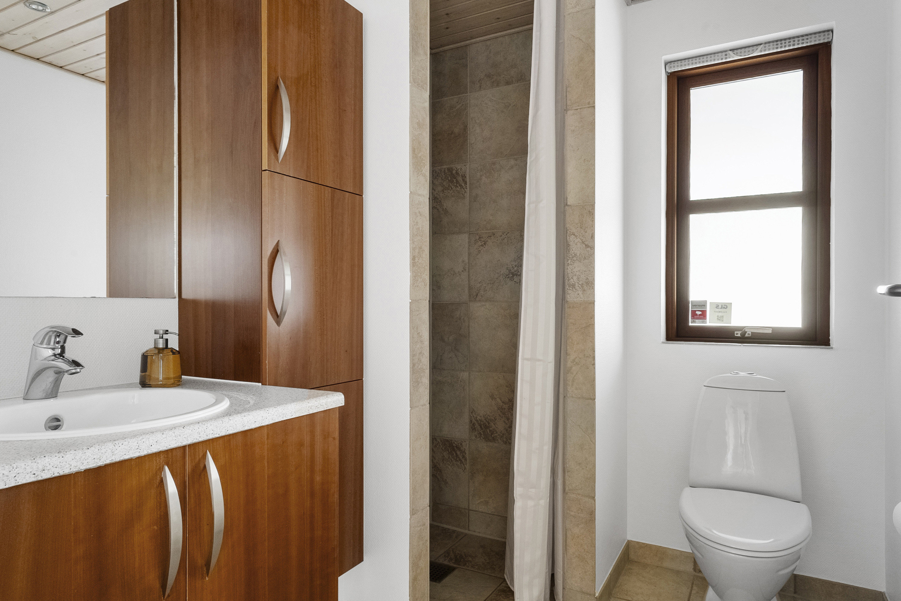 Fremhævet badeværelse billede i fuldskærmstilstand. Billede af Augustvænget 3, 8700 Horsens