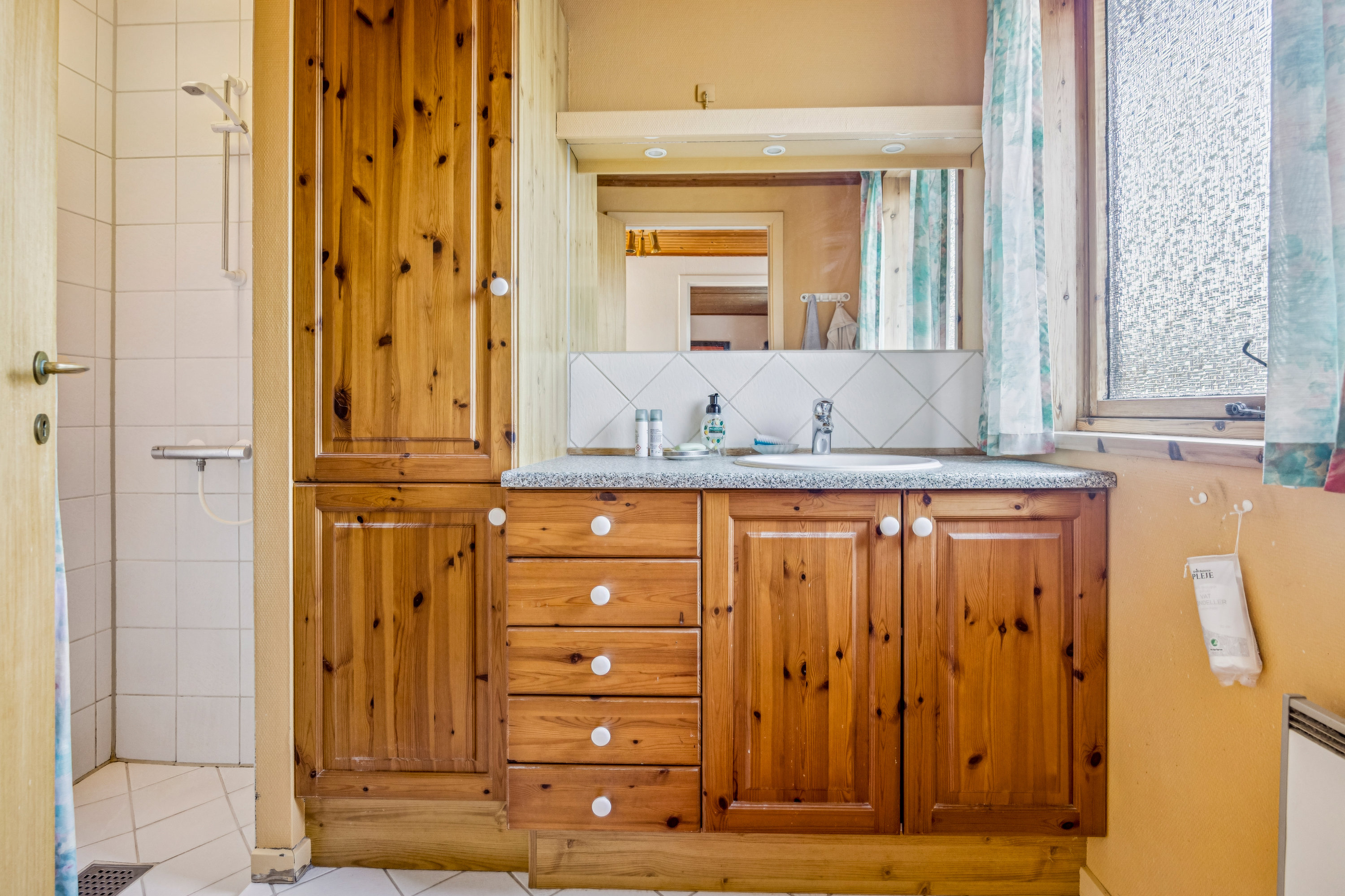 Fremhævet badeværelse billede i fuldskærmstilstand. Billede af Elmevej 13, 9310 Vodskov