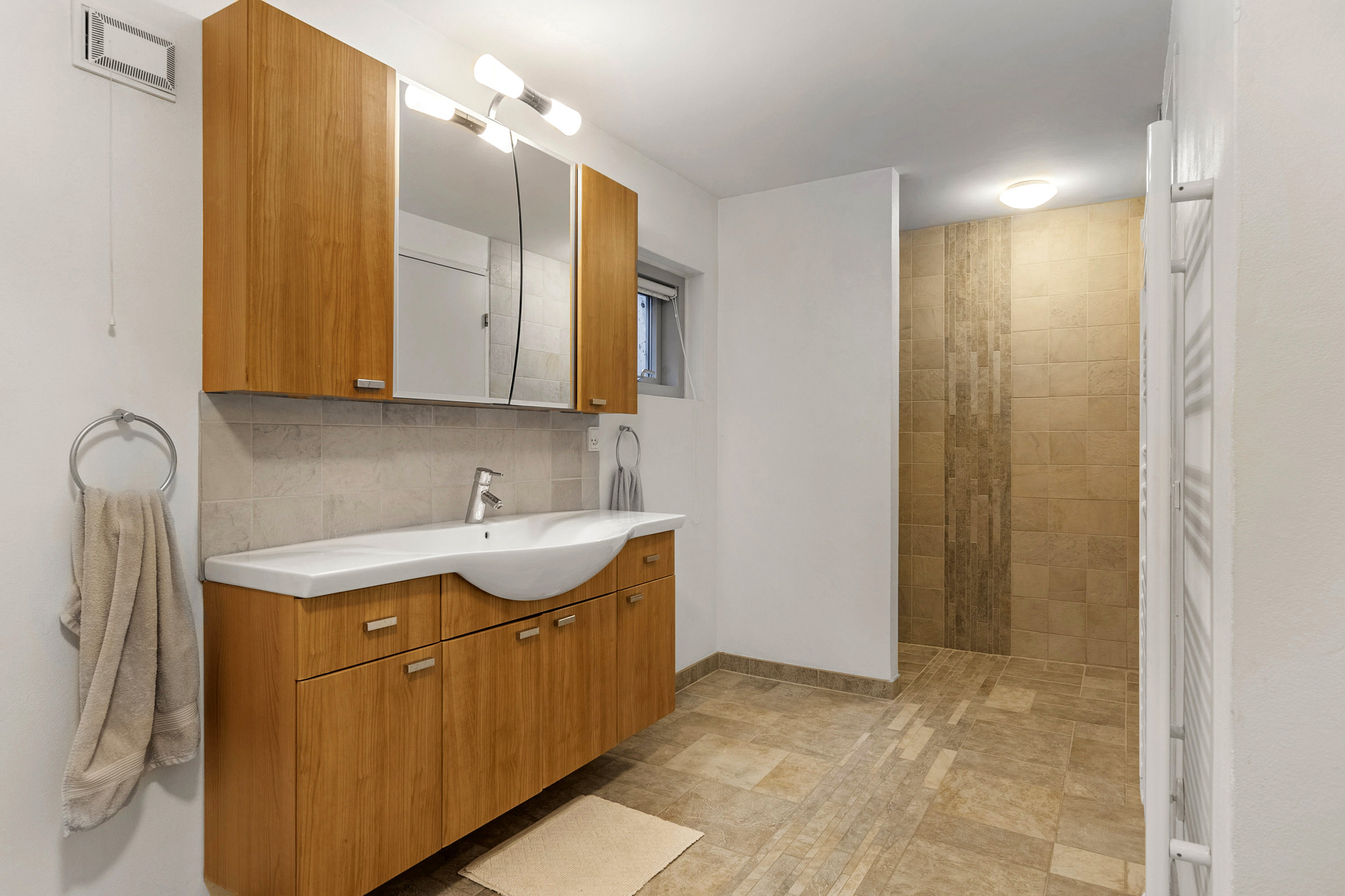 Fremhævet badeværelse billede i fuldskærmstilstand. Billede af Kaholt 12, 6200 Aabenraa