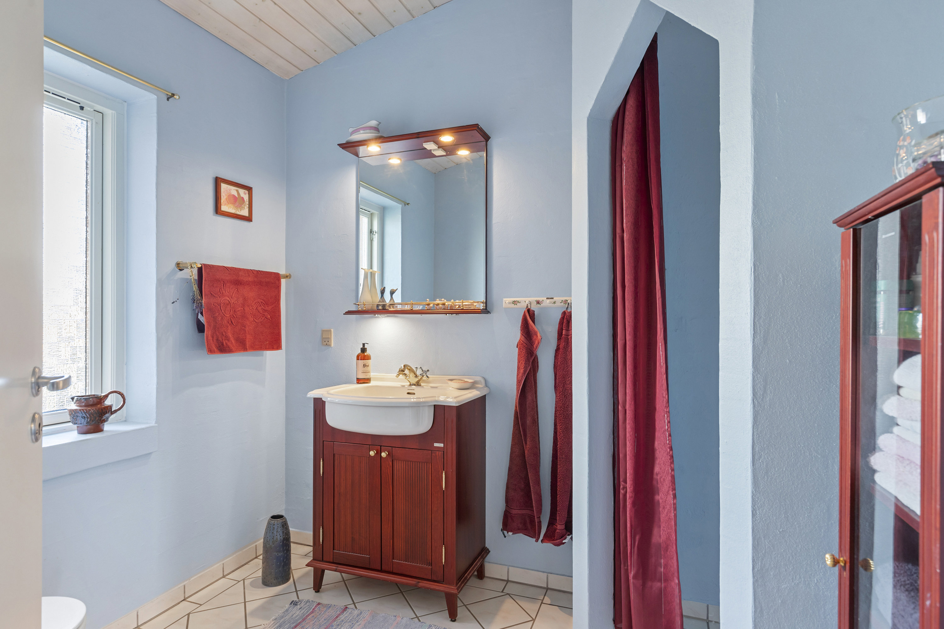 Fremhævet badeværelse billede i fuldskærmstilstand. Billede af Foldbjergvej 63, 9760 Vrå