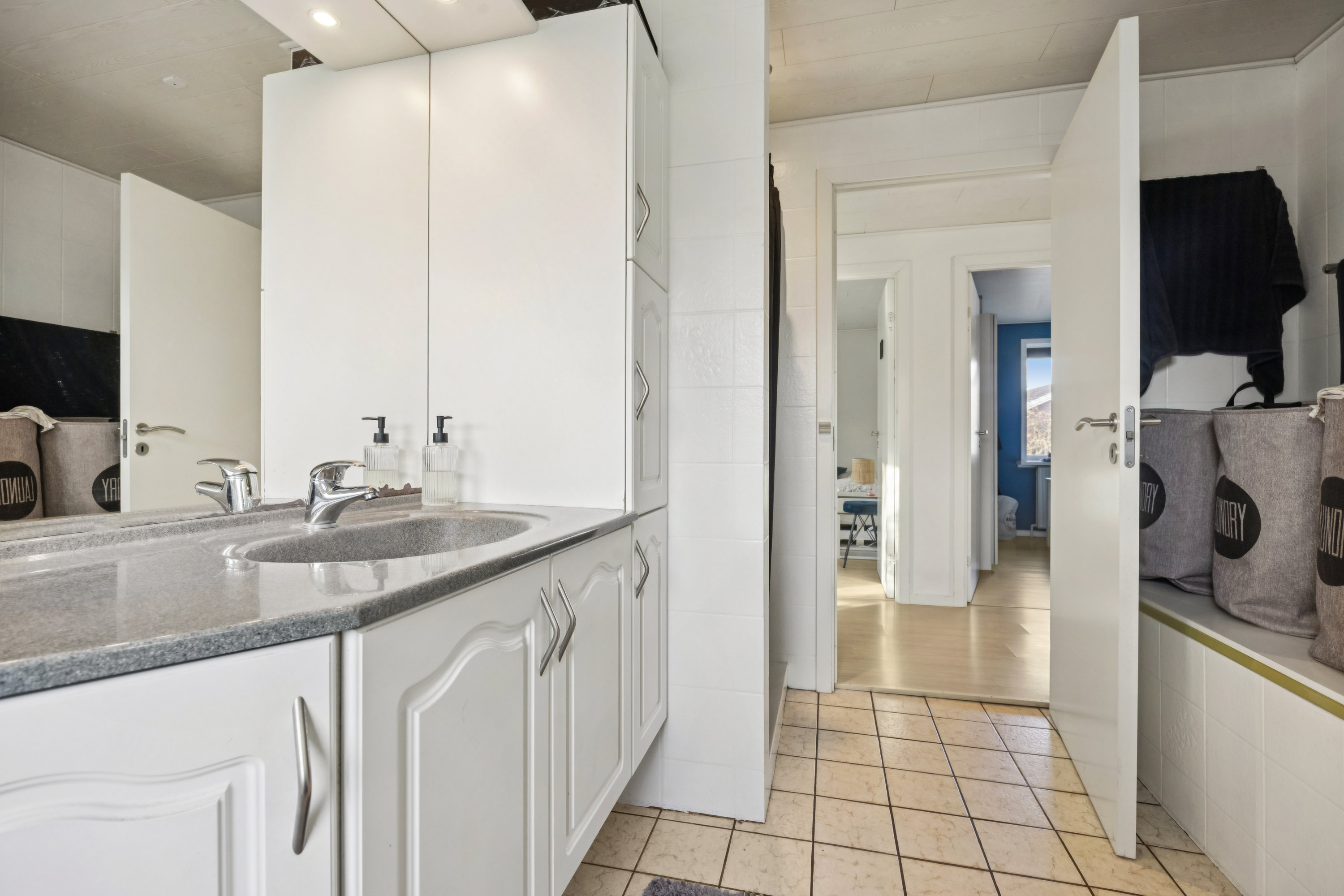 Fremhævet badeværelse billede i fuldskærmstilstand. Billede af Kuskgårdsvej 16, 9381 Sulsted