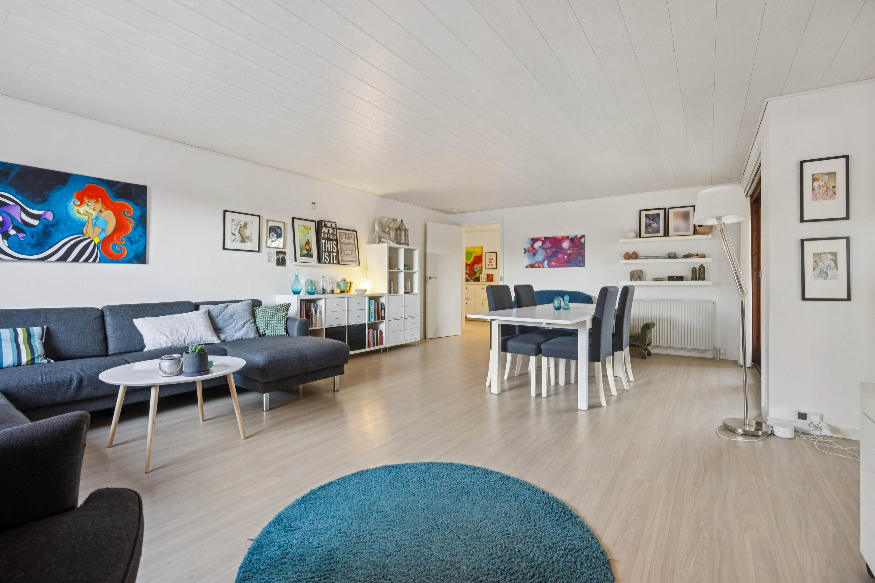 Fremhævet stue billede i fuldskærmstilstand. Billede af Kuskgårdsvej 16, 9381 Sulsted