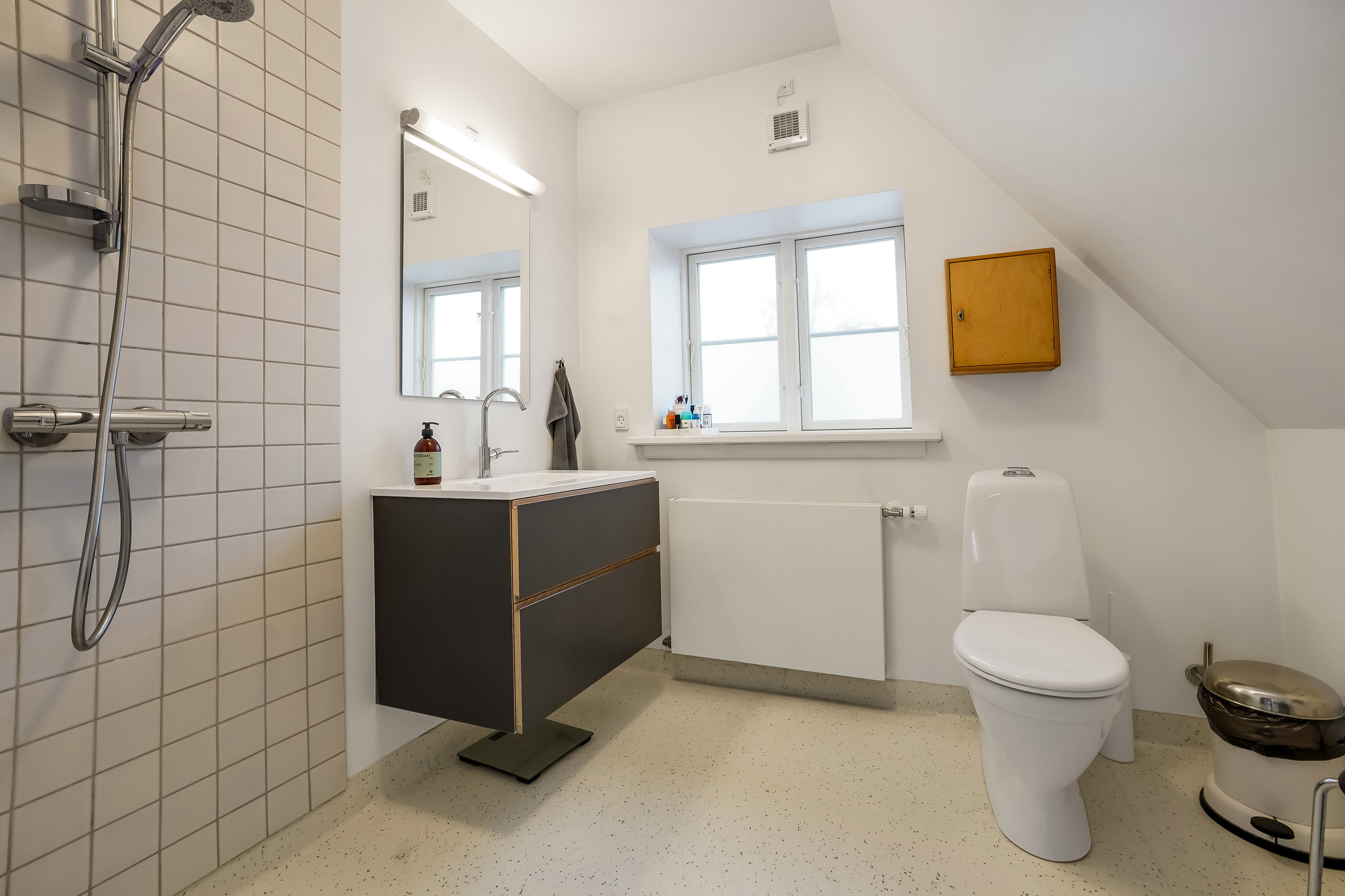 Fremhævet badeværelse billede i fuldskærmstilstand. Billede af Langedamsvej 15, 5500 Middelfart