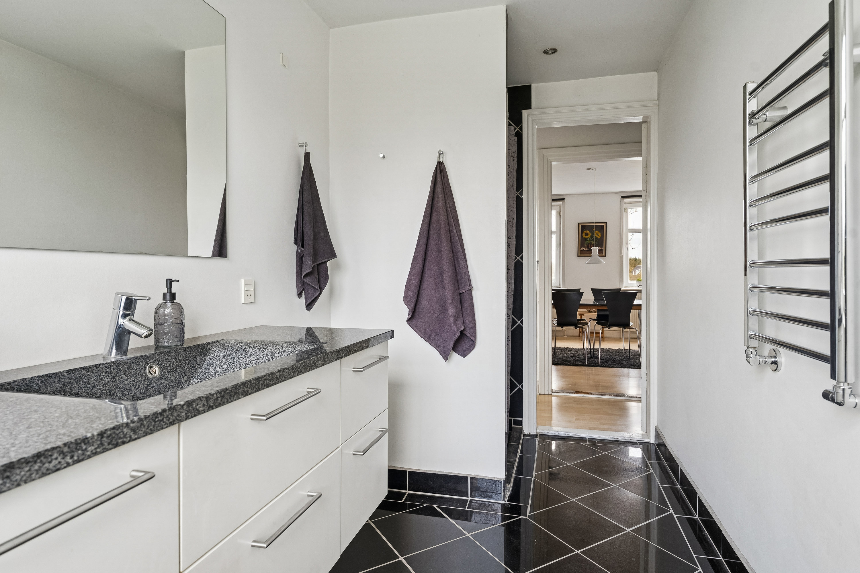 Fremhævet badeværelse billede i fuldskærmstilstand. Billede af Østergade 74, Mollerup, 8830 Tjele