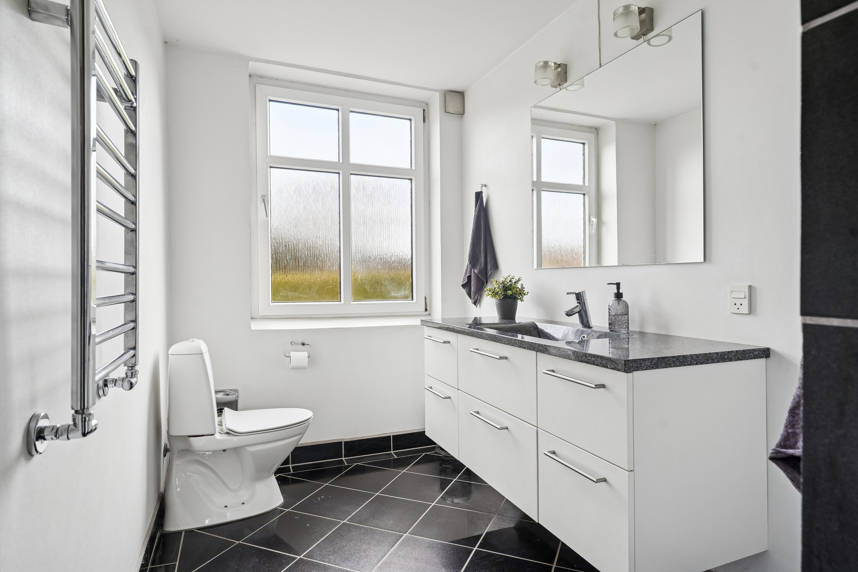 Fremhævet badeværelse billede i fuldskærmstilstand. Billede af Østergade 74, Mollerup, 8830 Tjele