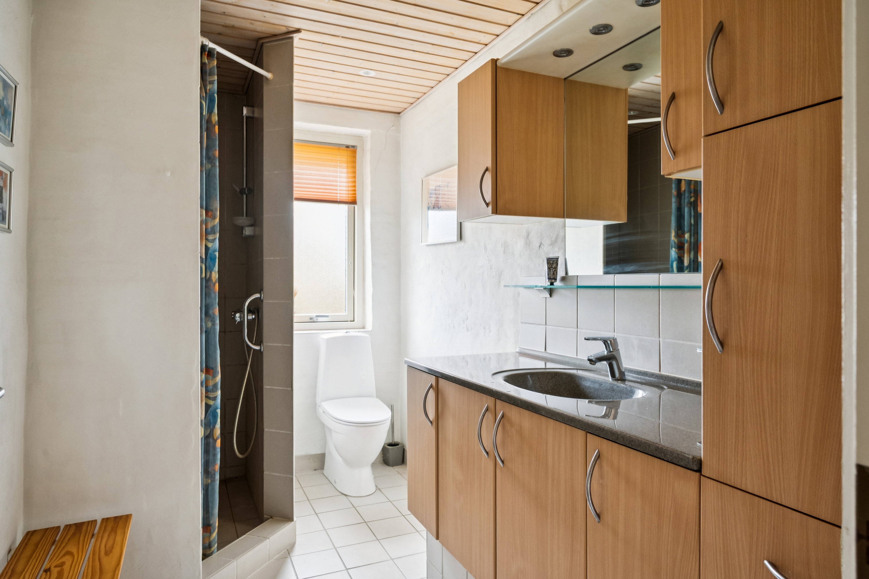 Fremhævet badeværelse billede i fuldskærmstilstand. Billede af Tjørnevej 6, 8382 Hinnerup