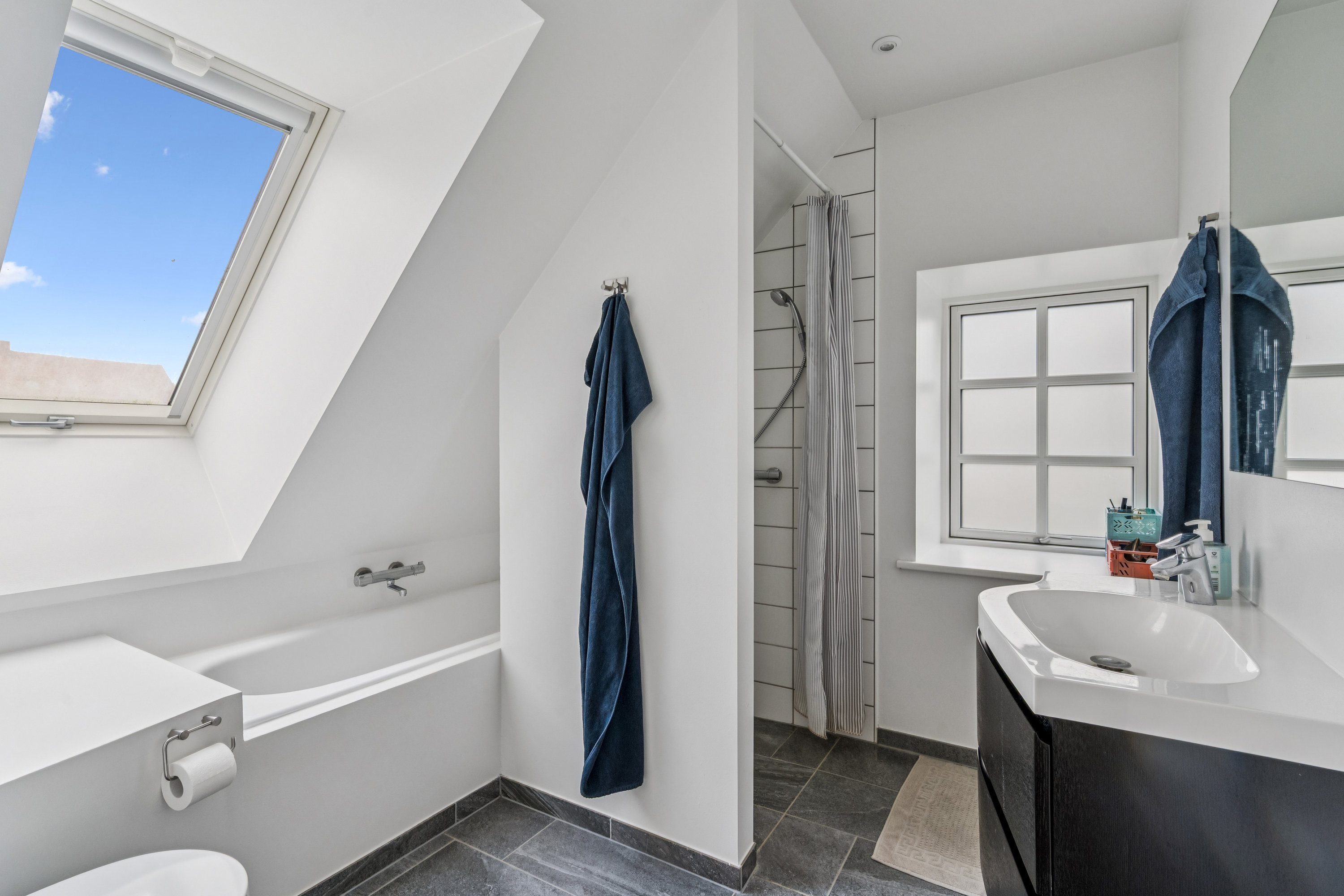 Fremhævet badeværelse billede i fuldskærmstilstand. Billede af Haldumlund 3, Haldum, 8382 Hinnerup