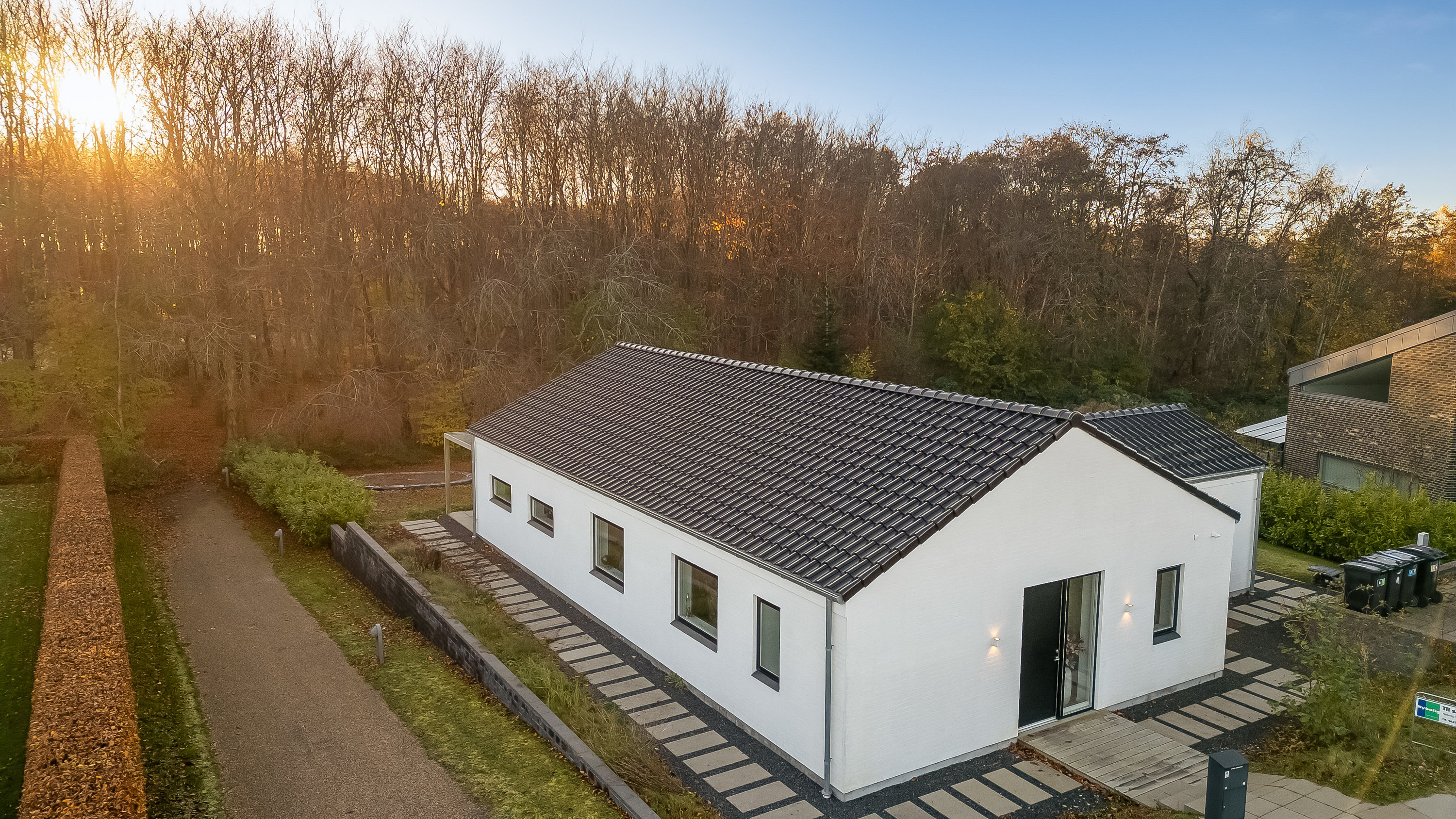 Fremhævet facade billede i fuldskærmstilstand. Billede af Bombakken 57, 3320 Skævinge