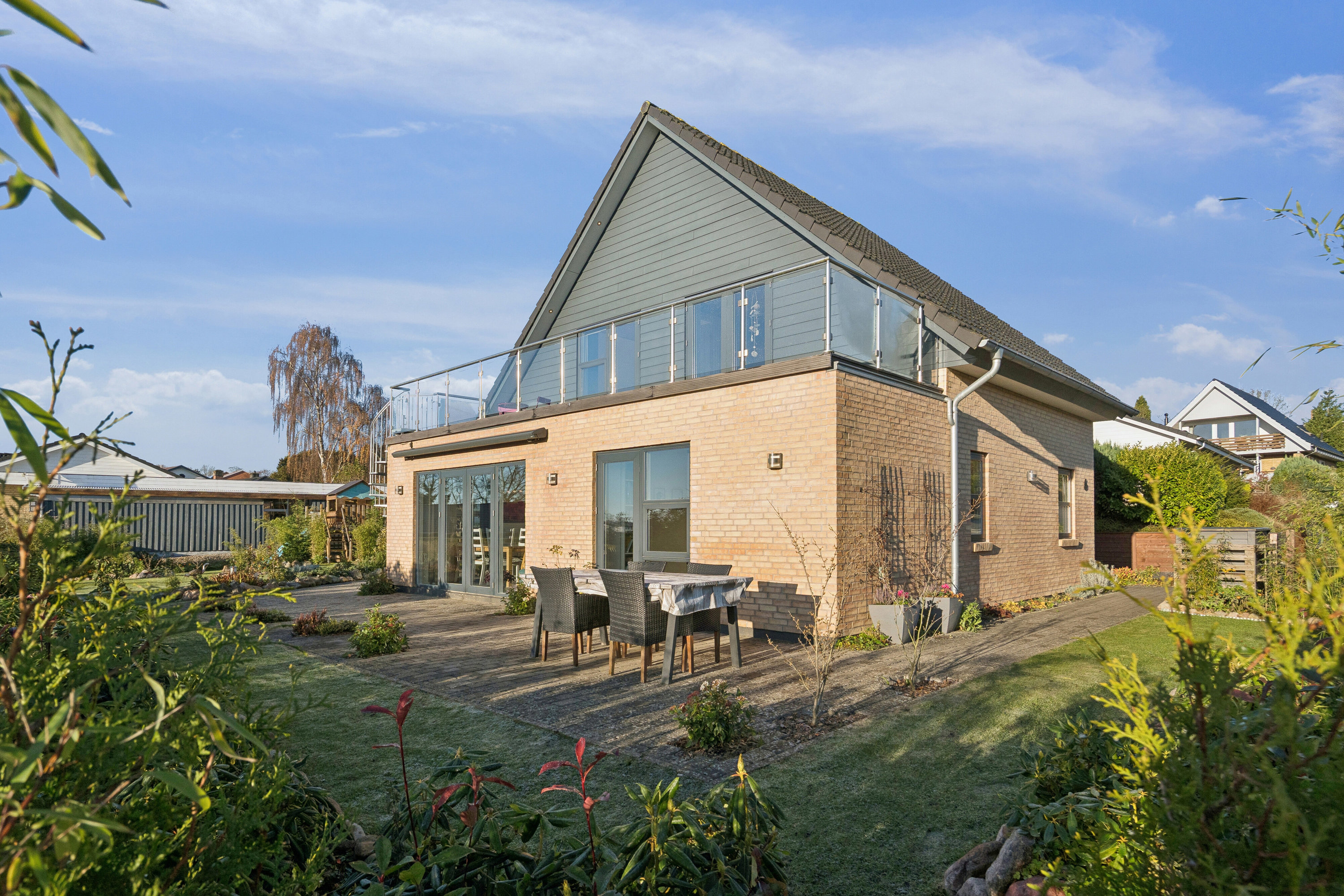 Fremhævet ejendommen set fra haven billede i fuldskærmstilstand. Billede af Musvitvej 6, Kollund, 6340 Kruså