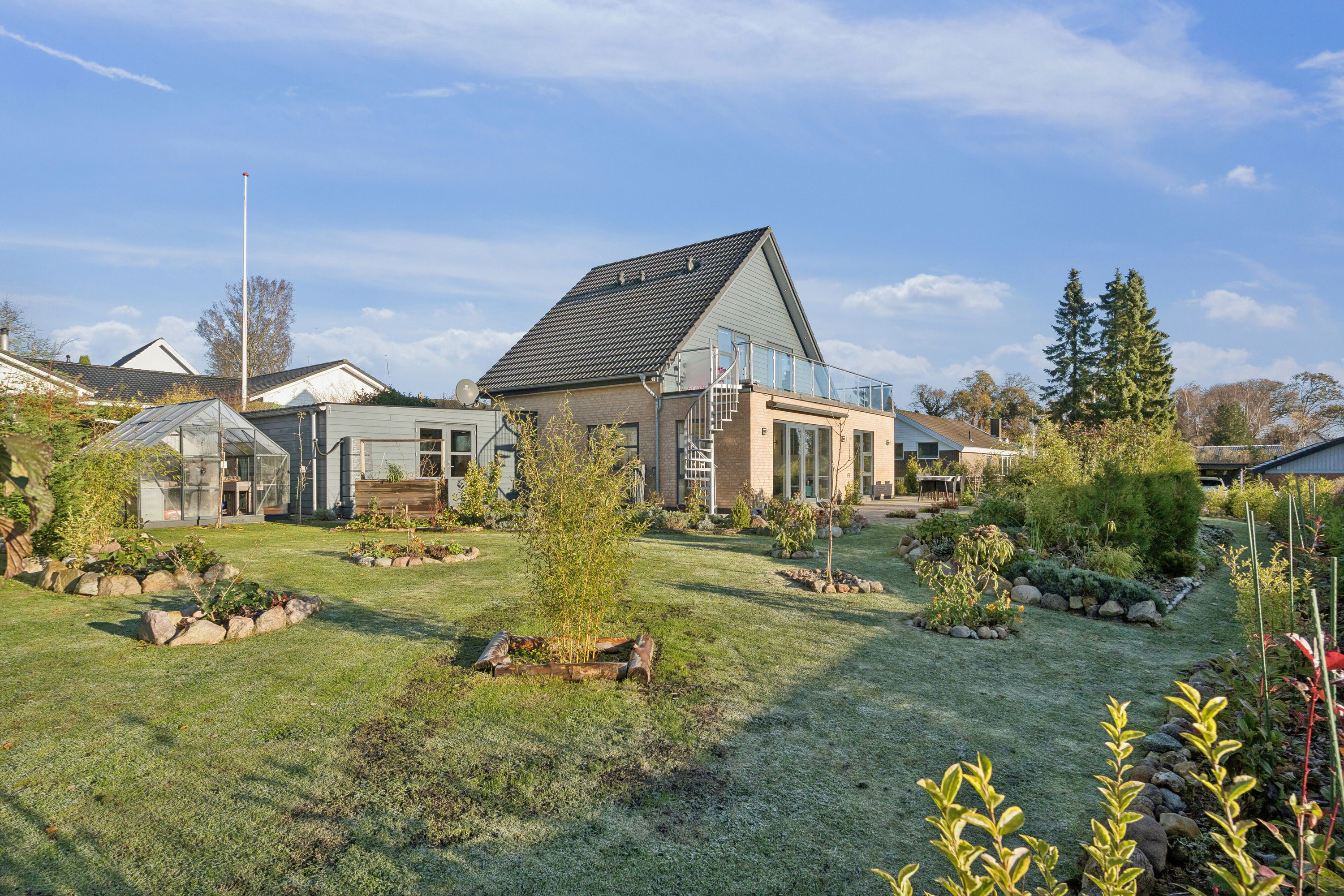 Fremhævet ejendommen set fra haven billede i fuldskærmstilstand. Billede af Musvitvej 6, Kollund, 6340 Kruså