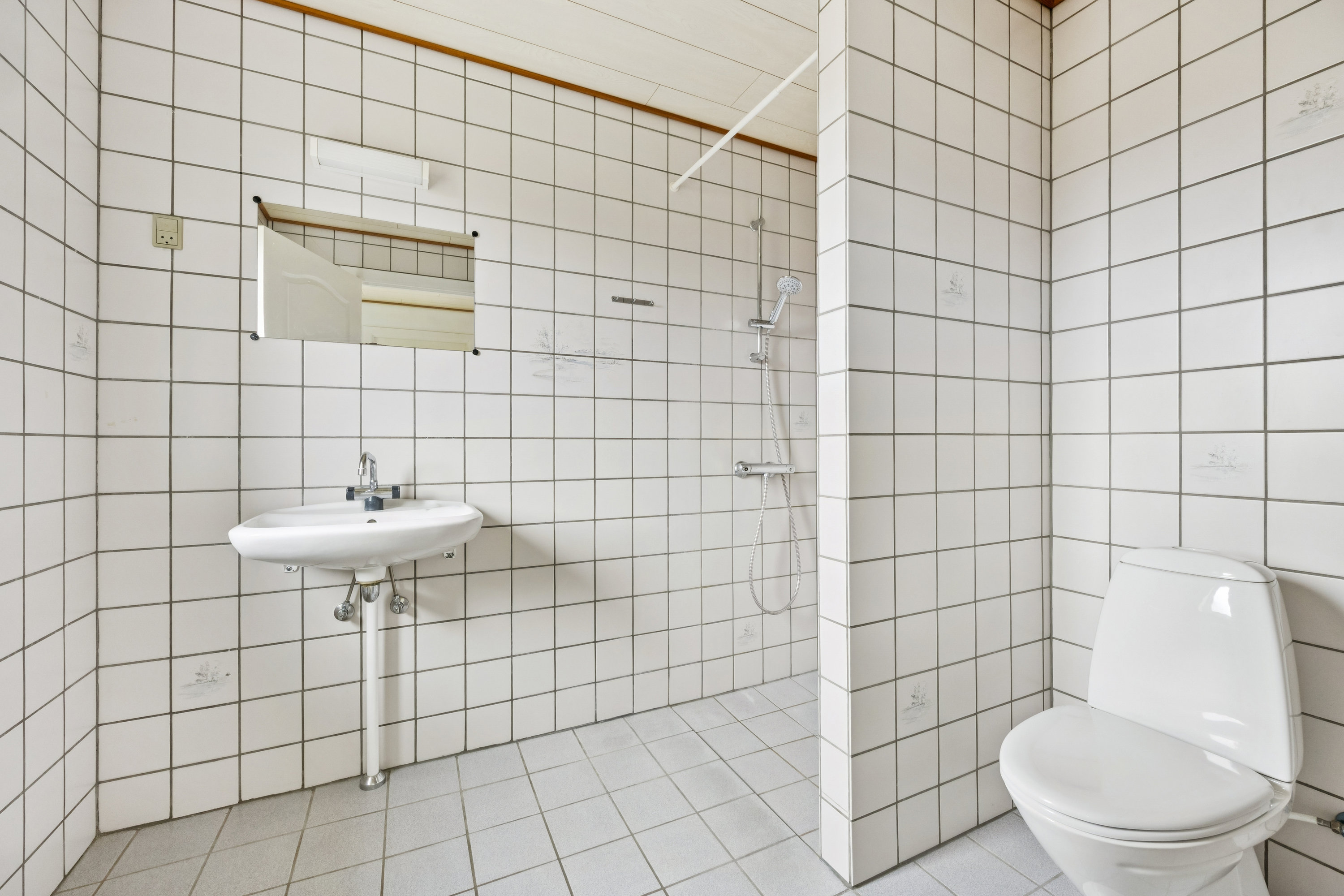 Fremhævet badeværelse billede i fuldskærmstilstand. Billede af Byvangen 6B, 4673 Rødvig Stevns