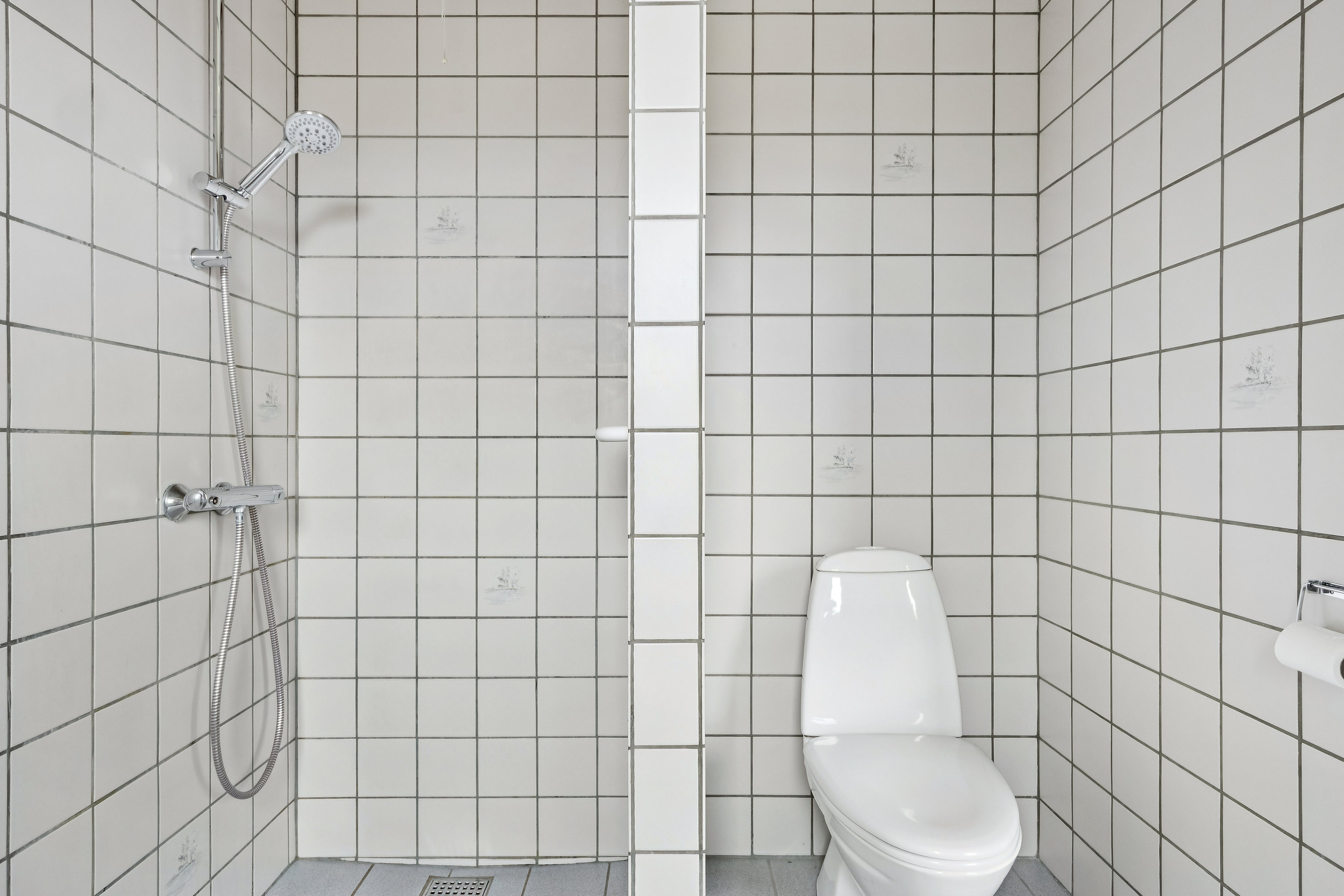 Fremhævet badeværelse billede i fuldskærmstilstand. Billede af Byvangen 6B, 4673 Rødvig Stevns