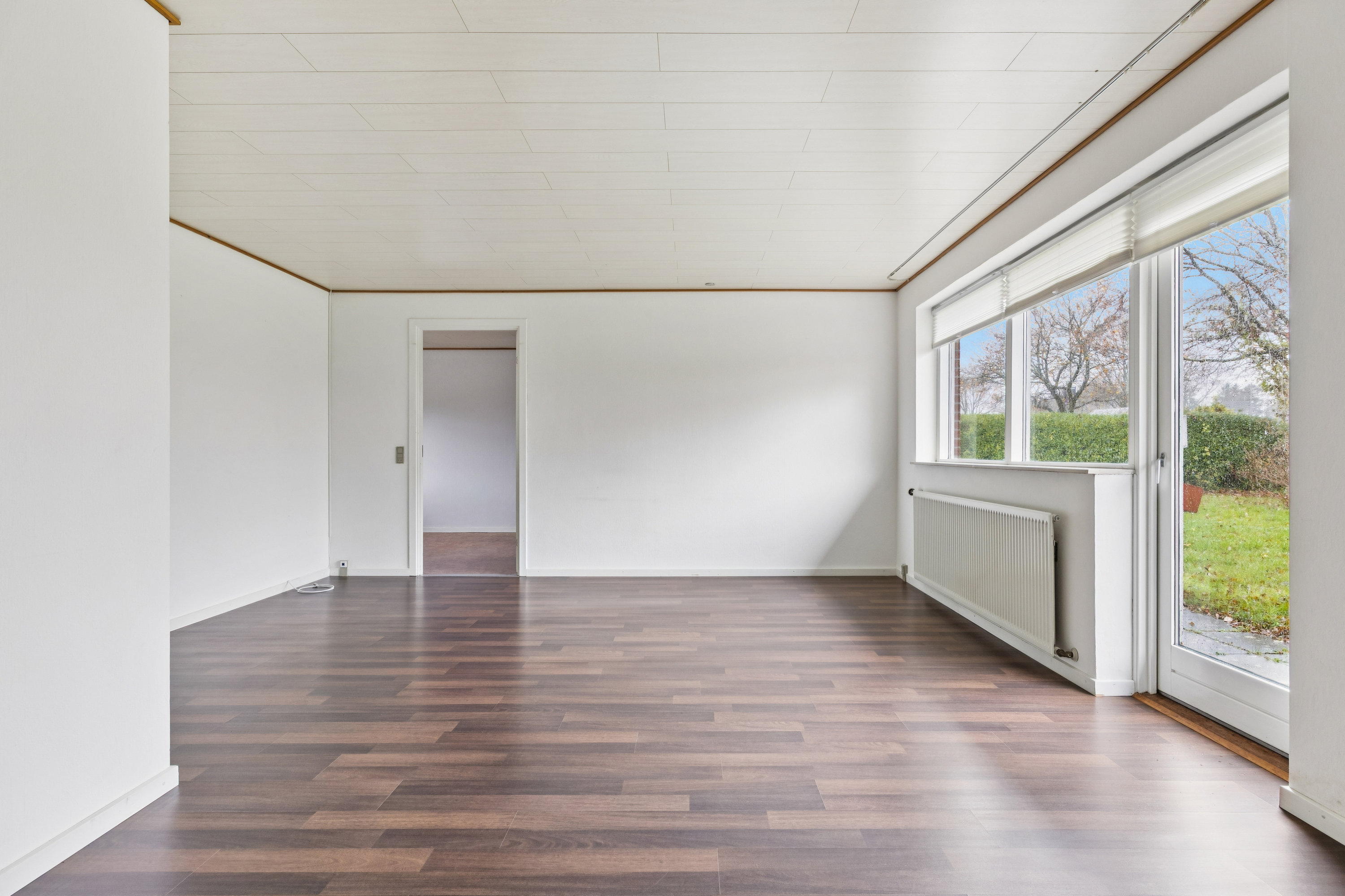 Fremhævet stue billede i fuldskærmstilstand. Billede af Byvangen 6B, 4673 Rødvig Stevns