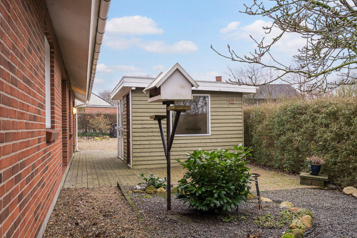 Fremhævet facade billede i fuldskærmstilstand. Billede af Møllebakken 8, 6971 Spjald