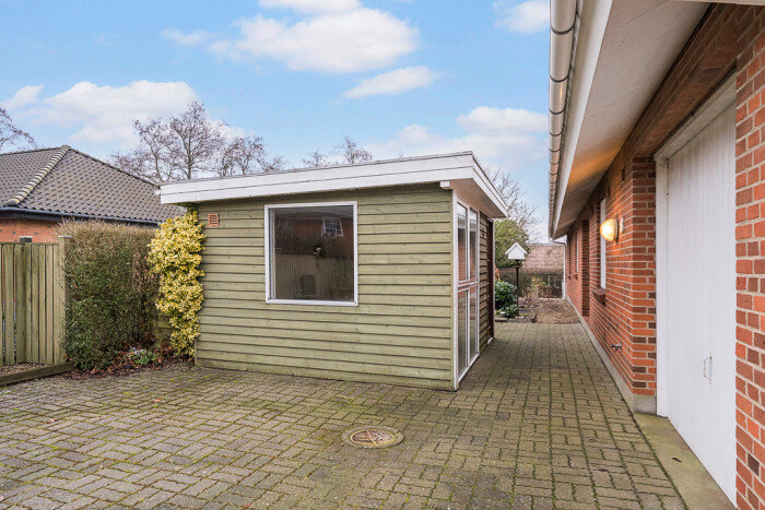 Fremhævet facade billede i fuldskærmstilstand. Billede af Møllebakken 8, 6971 Spjald