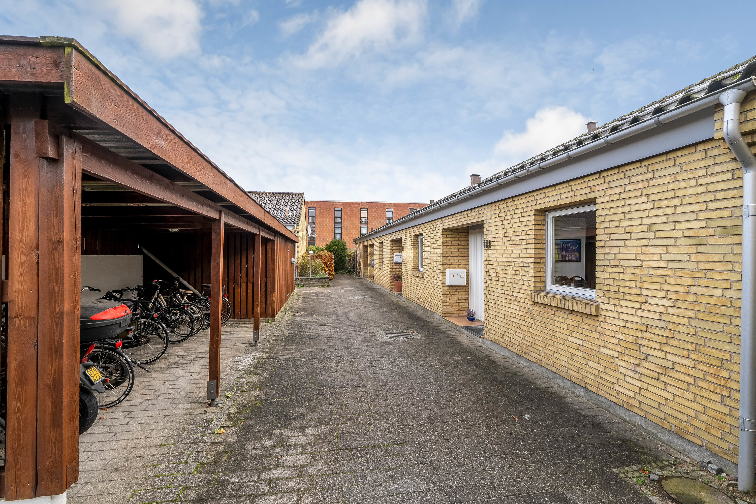 Fremhævet gårdmiljø billede i fuldskærmstilstand. Billede af Ved Skansebakken 127, 3400 Hillerød