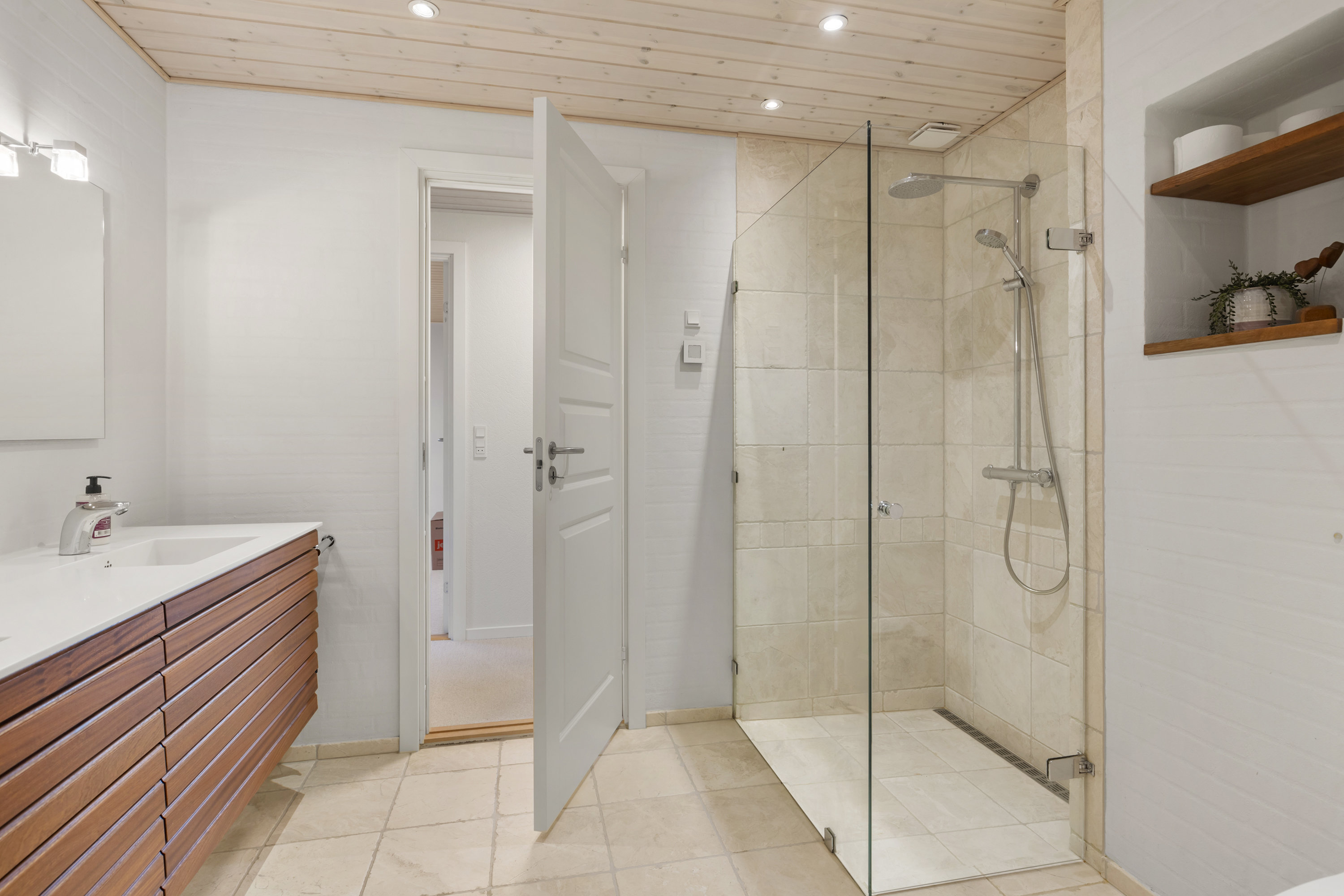 Fremhævet badeværelse billede i fuldskærmstilstand. Billede af Elisabeth Billes Vej 66, 9300 Sæby 