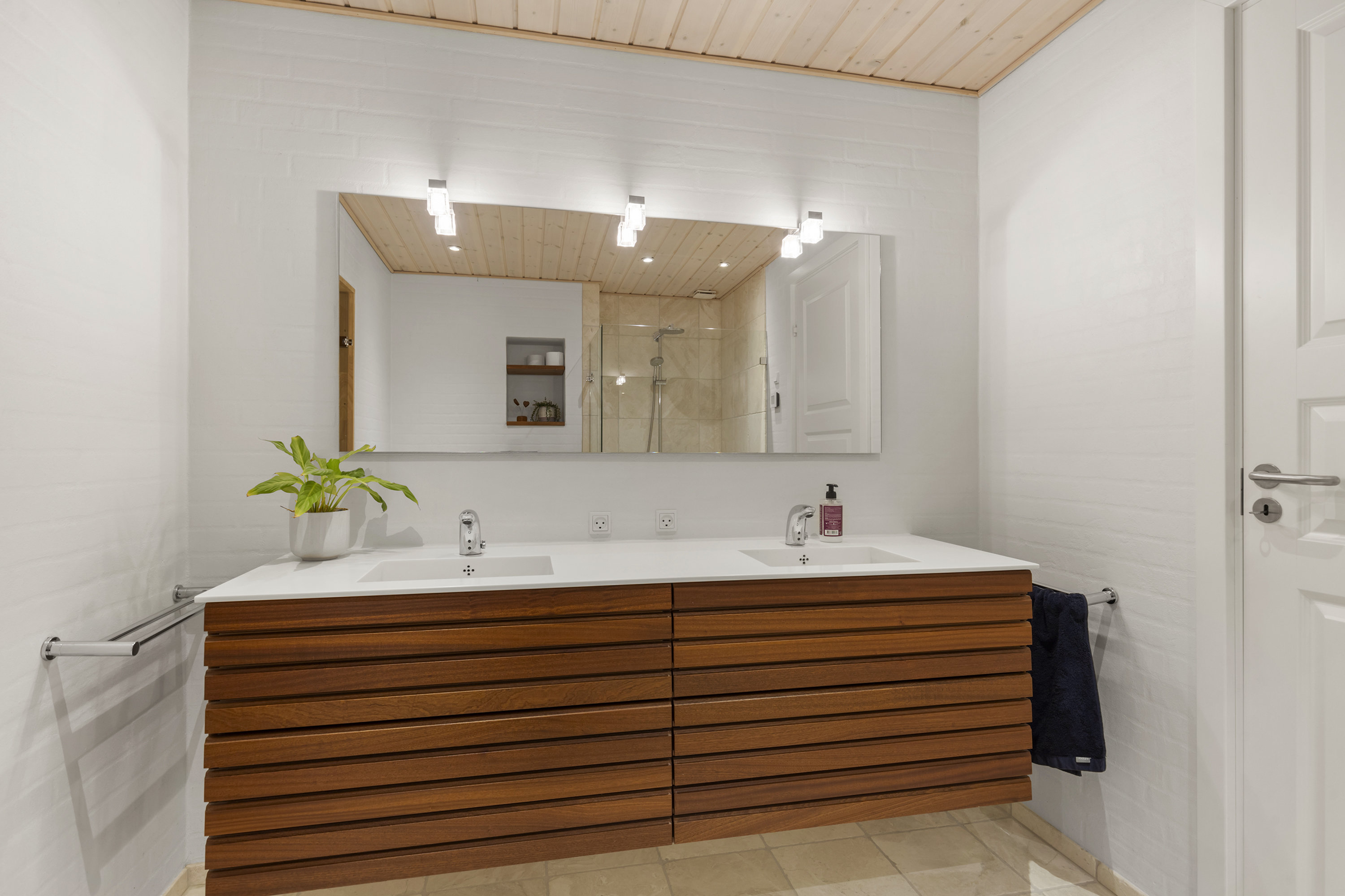 Fremhævet badeværelse billede i fuldskærmstilstand. Billede af Elisabeth Billes Vej 66, 9300 Sæby 