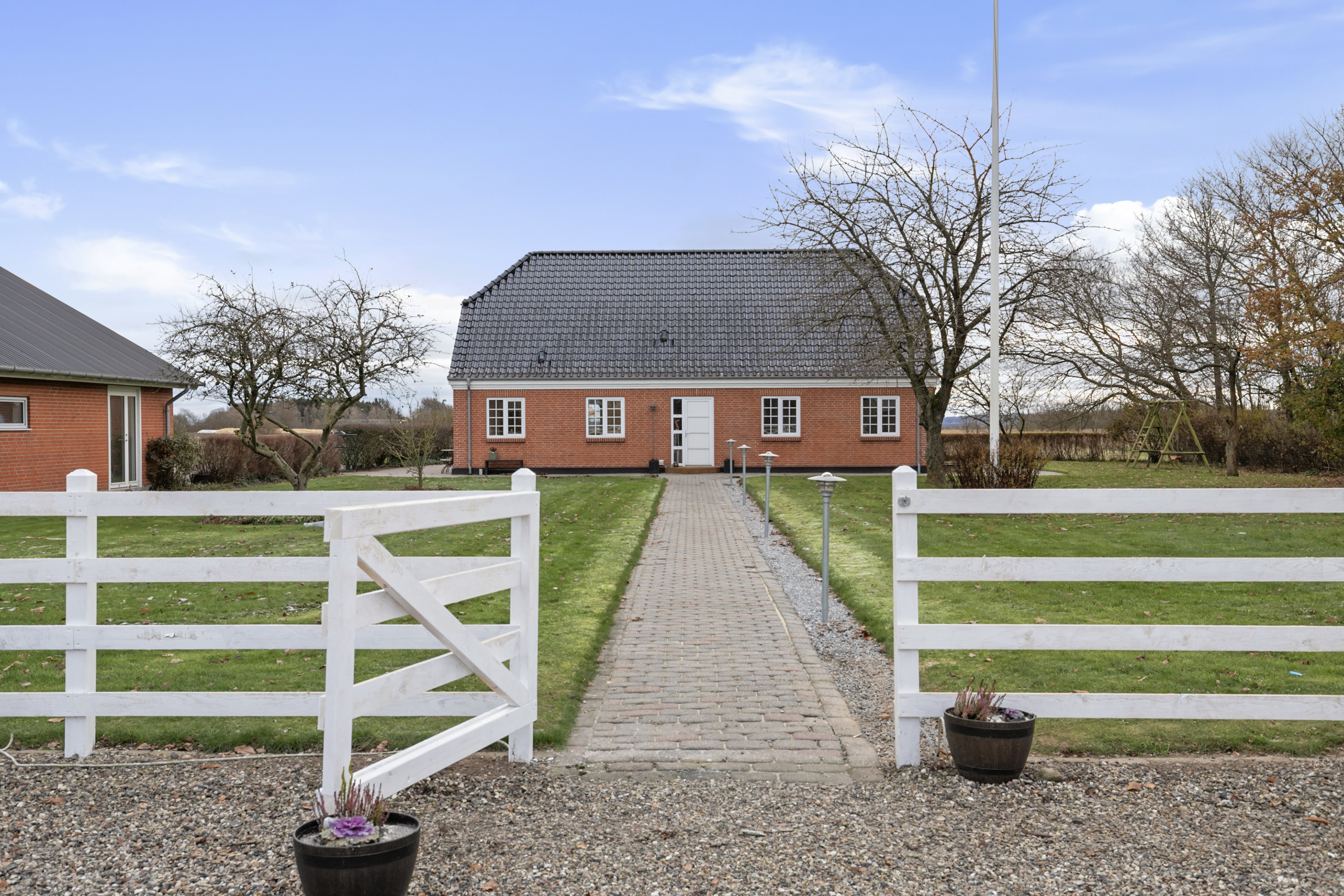 Landejendom: Facade på Fjembevej 45, 9352 Dybvad