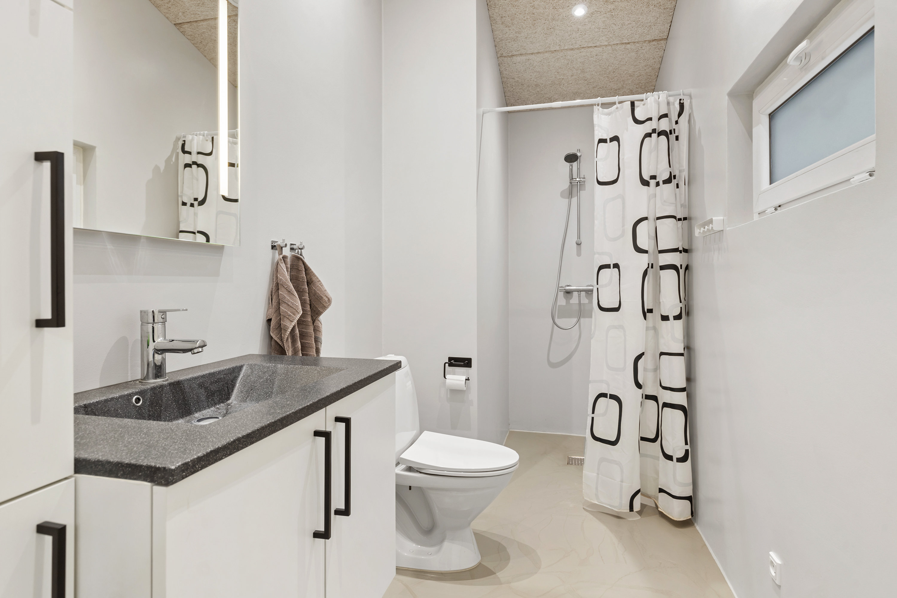 Fremhævet badeværelse billede i fuldskærmstilstand. Billede af Fjembevej 45, 9352 Dybvad