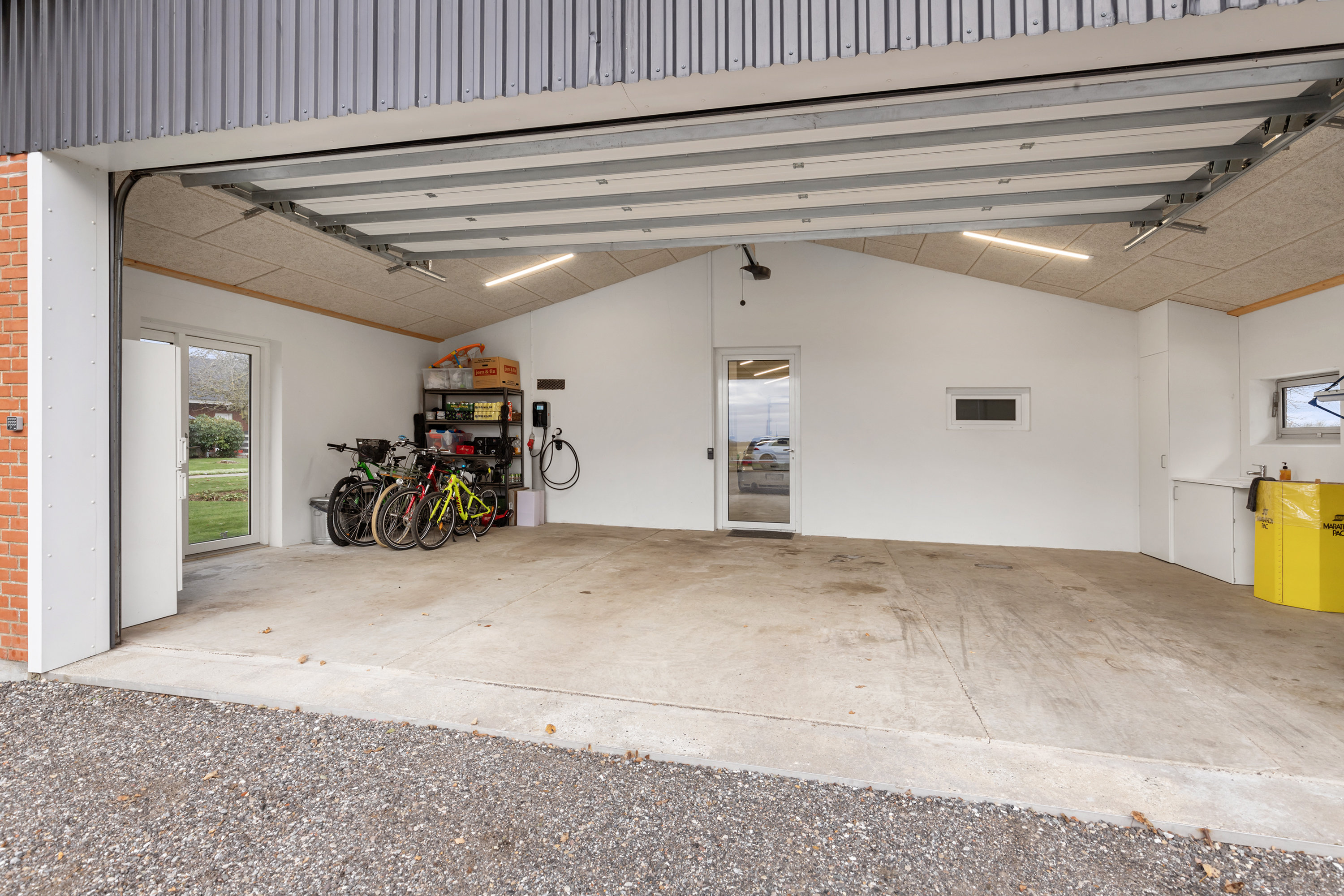 Fremhævet garage billede i fuldskærmstilstand. Billede af Fjembevej 45, 9352 Dybvad