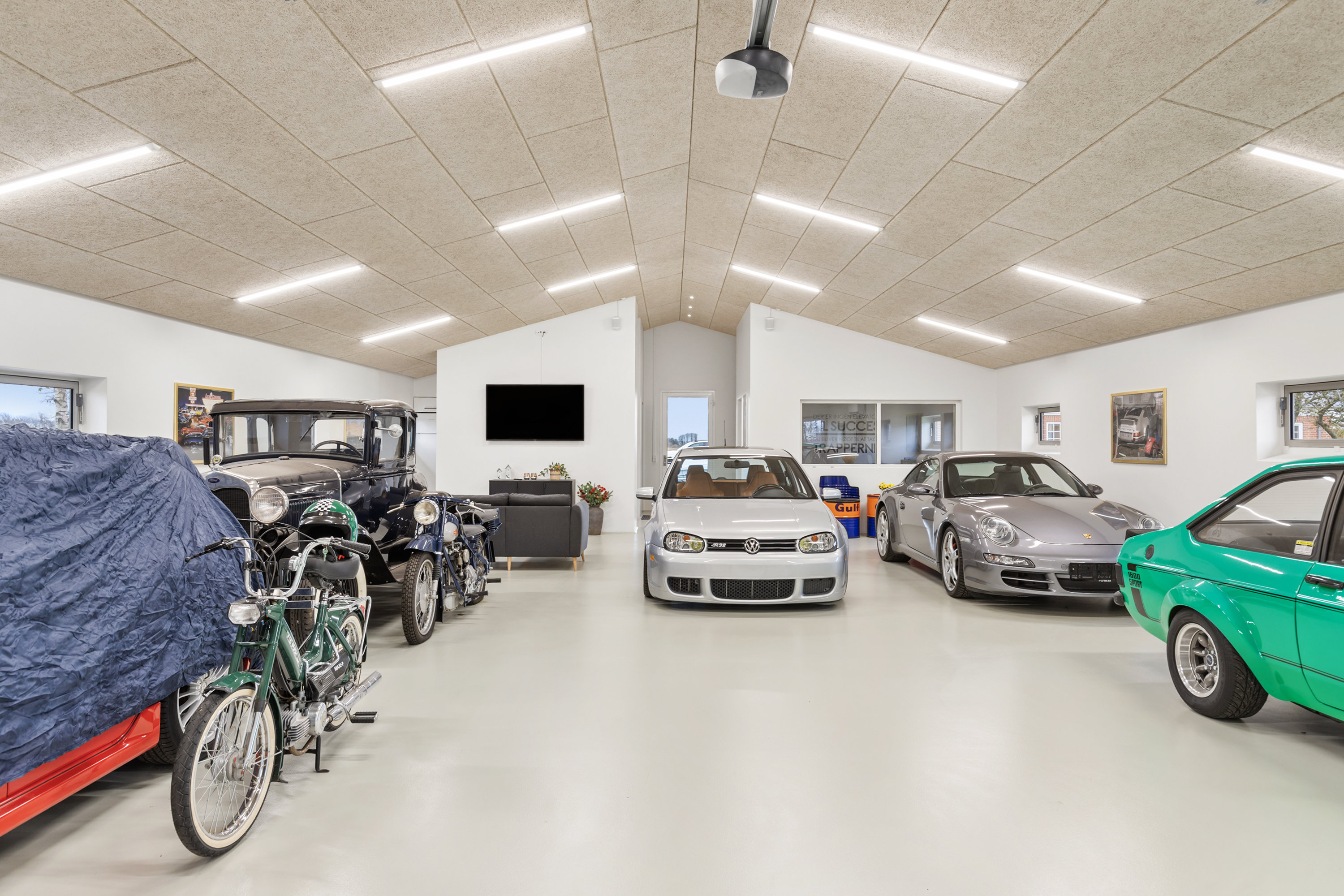 Fremhævet garage billede i fuldskærmstilstand. Billede af Fjembevej 45, 9352 Dybvad