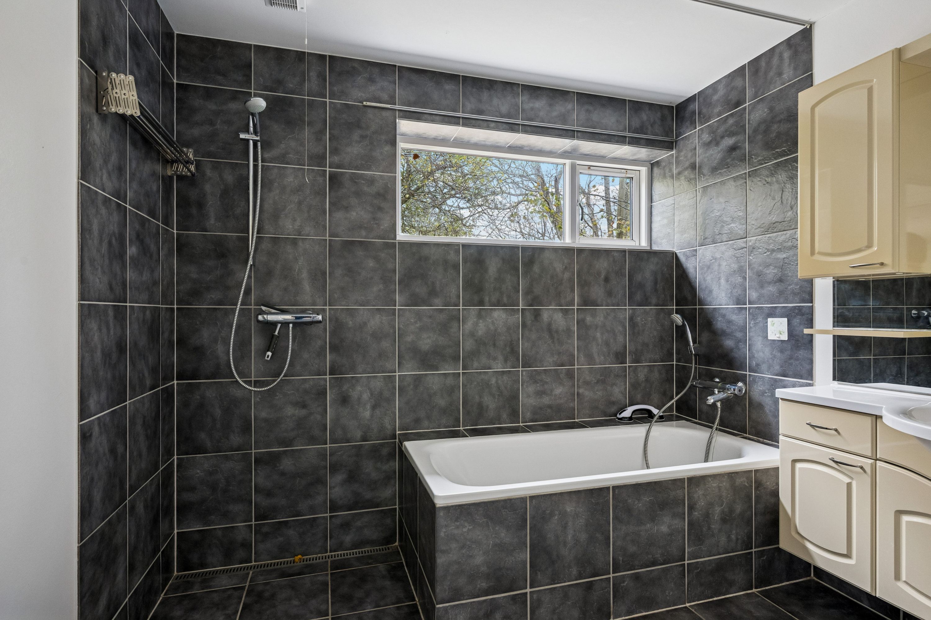 Fremhævet badeværelse billede i fuldskærmstilstand. Billede af Elsegårdevej 38, 8400 Ebeltoft