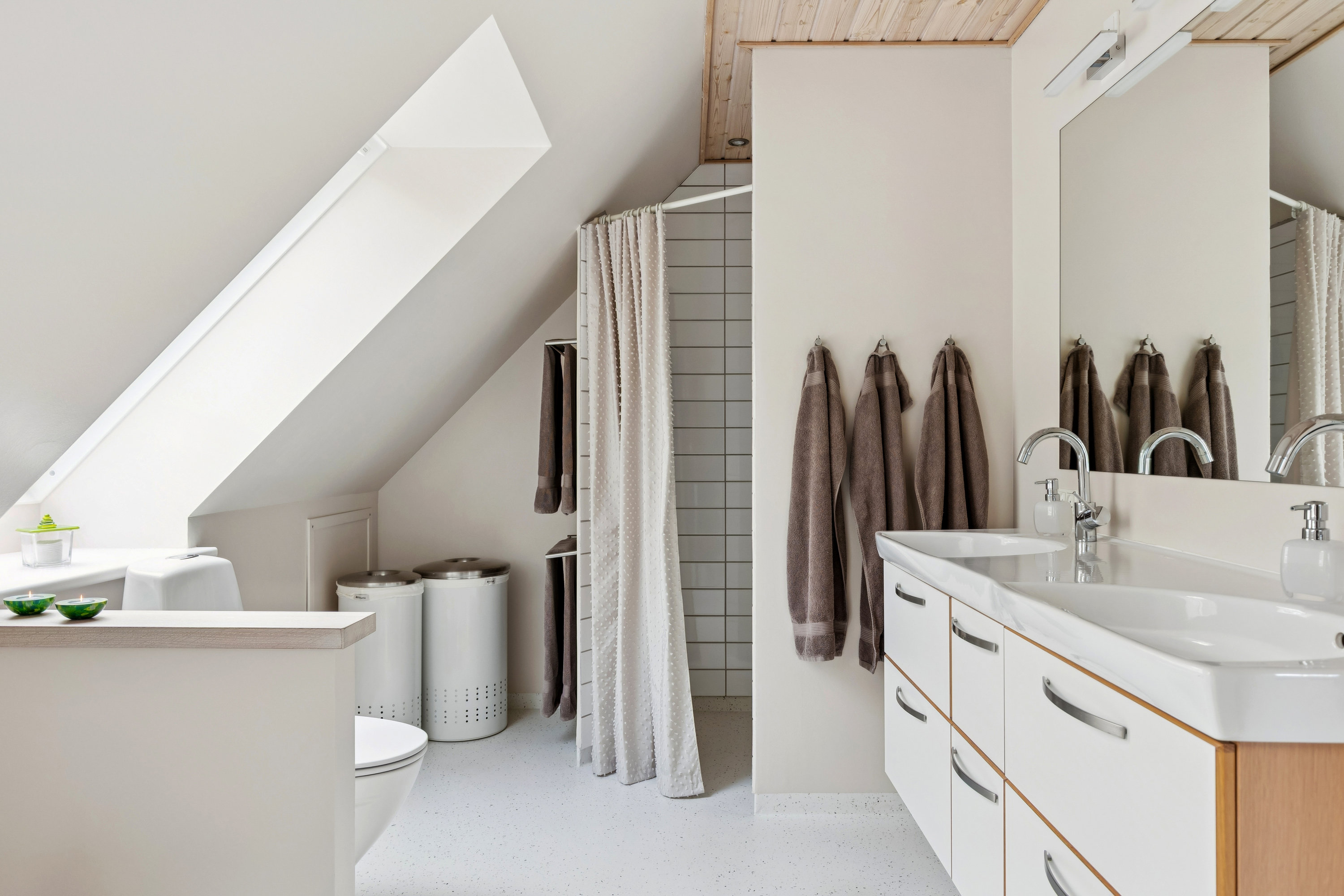 Fremhævet badeværelse billede i fuldskærmstilstand. Billede af Skovengen 30, 4450 Jyderup