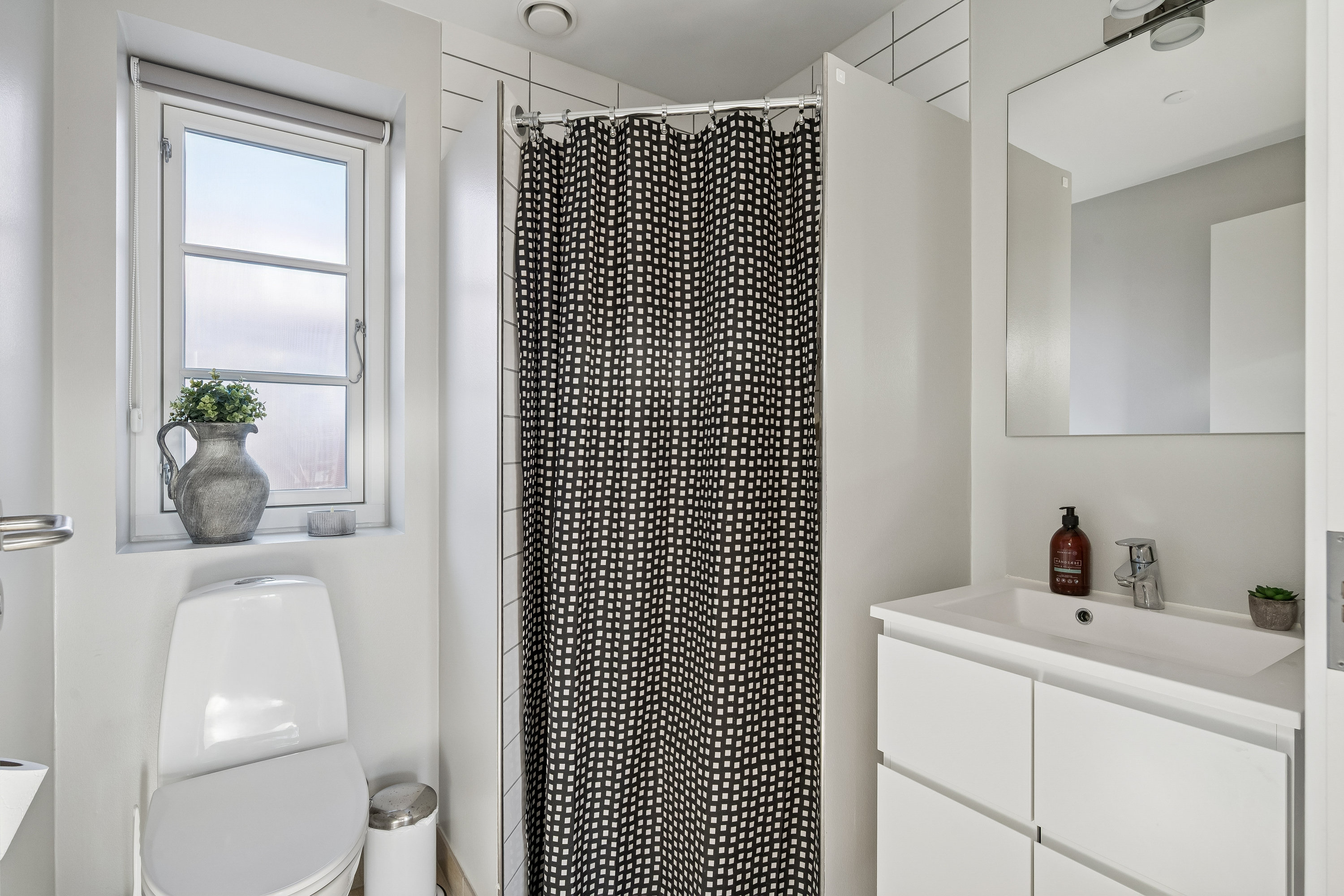 Fremhævet badeværelse billede i fuldskærmstilstand. Billede af Udsigten 11, Haldum, 8382 Hinnerup