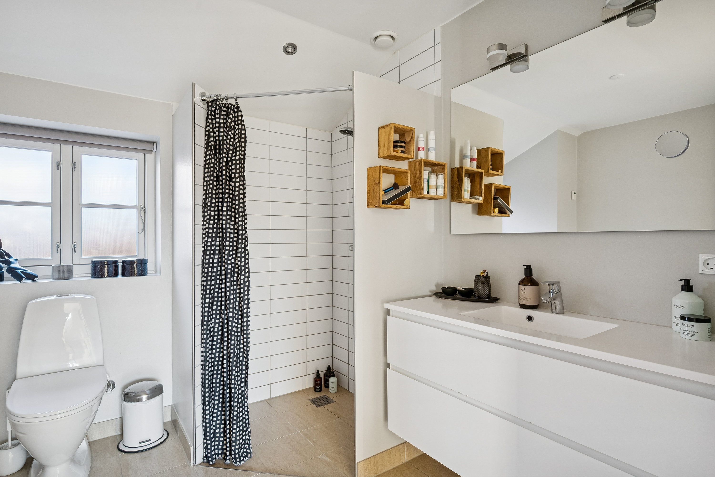 Fremhævet badeværelse billede i fuldskærmstilstand. Billede af Udsigten 11, Haldum, 8382 Hinnerup