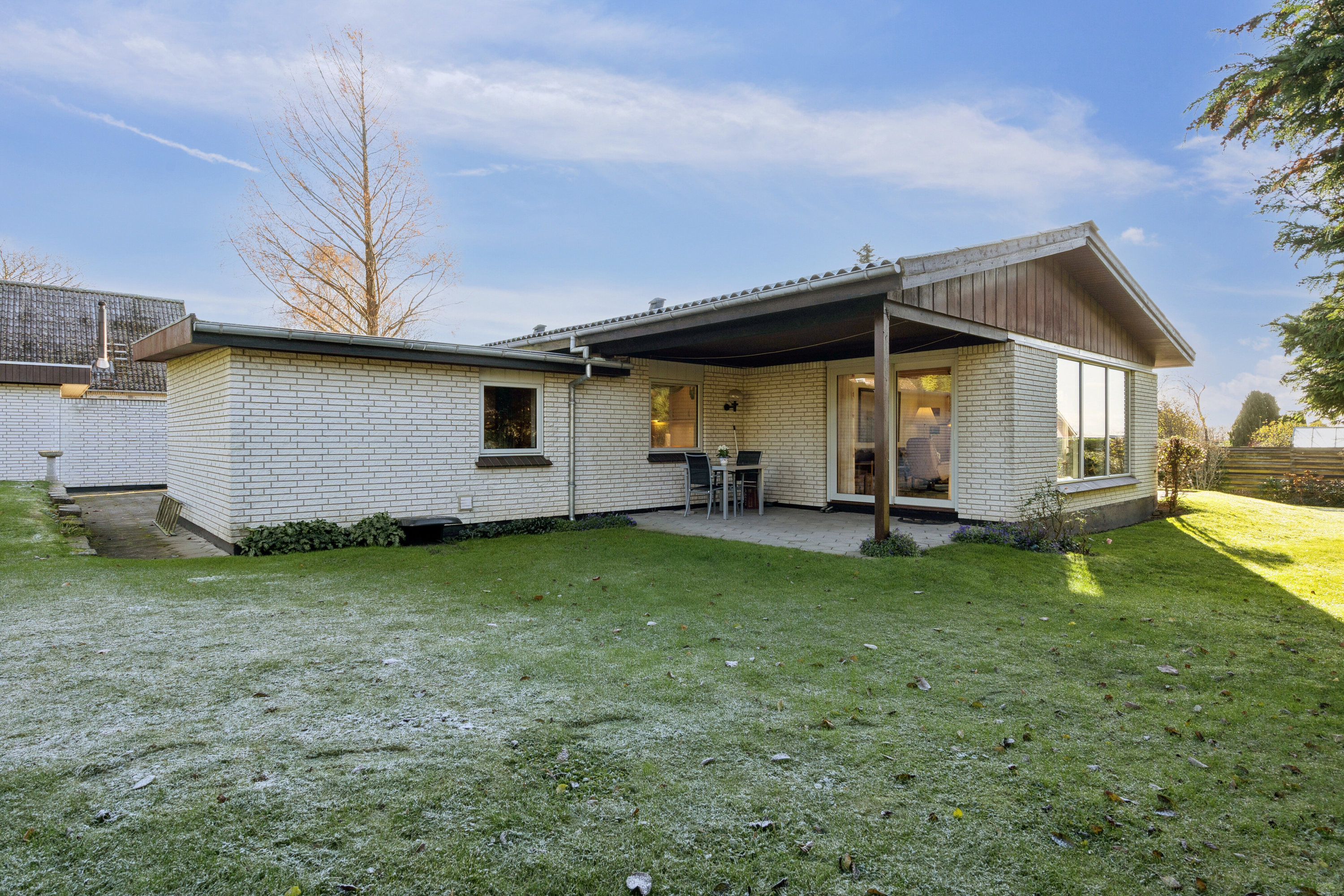 Fremhævet set fra haven billede i fuldskærmstilstand. Billede af Duevej 4, 4640 Faxe