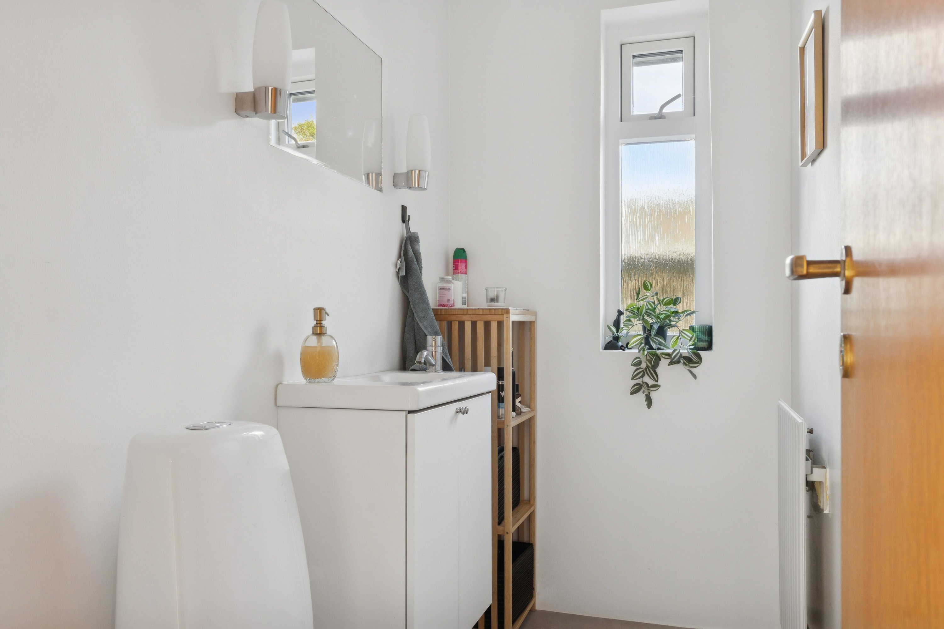 Fremhævet gæstetoilet billede i fuldskærmstilstand. Billede af Lærkevej 9, 4250 Fuglebjerg