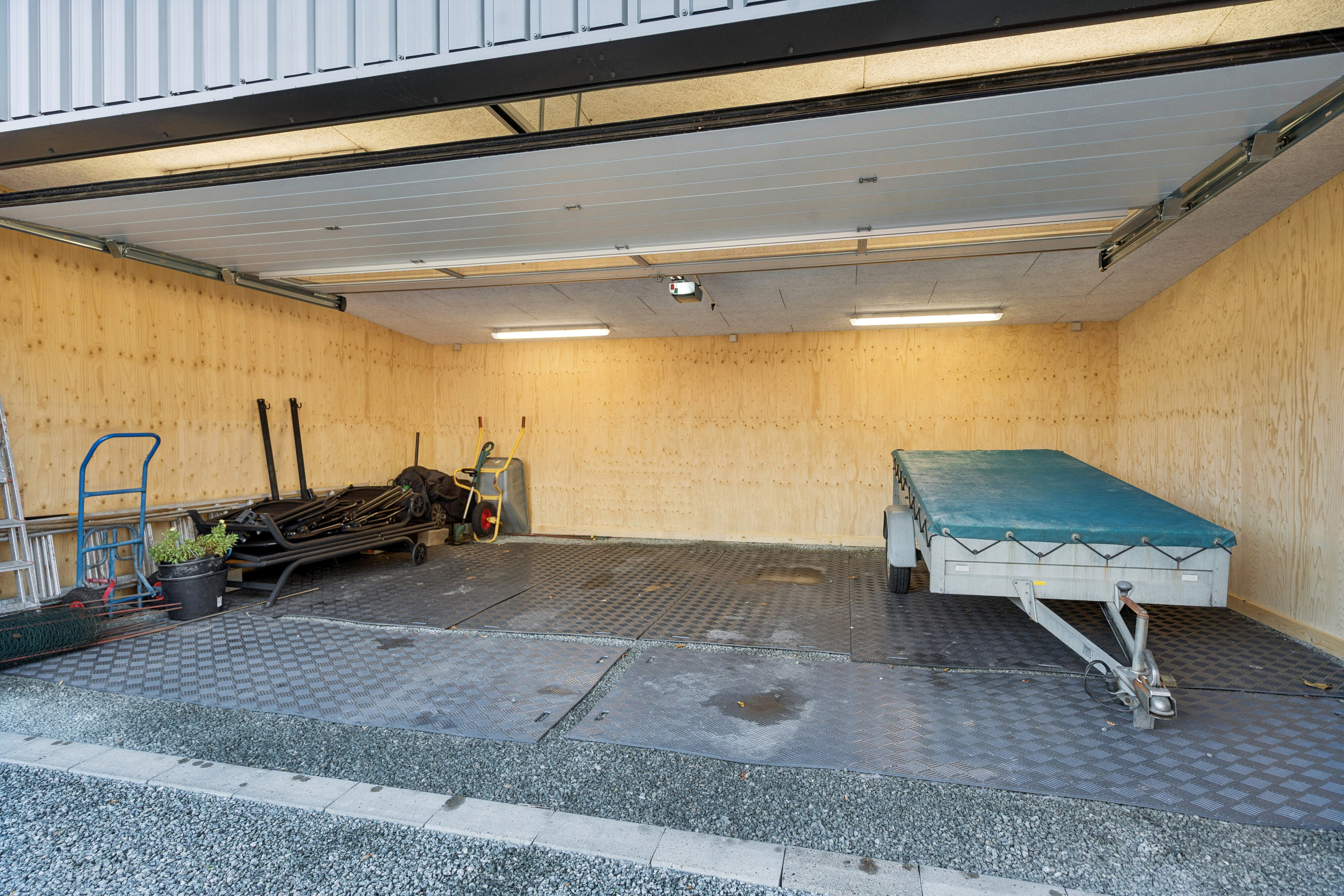 Fremhævet garage billede i fuldskærmstilstand. Billede af Fasanvej 22, 5540 Ullerslev