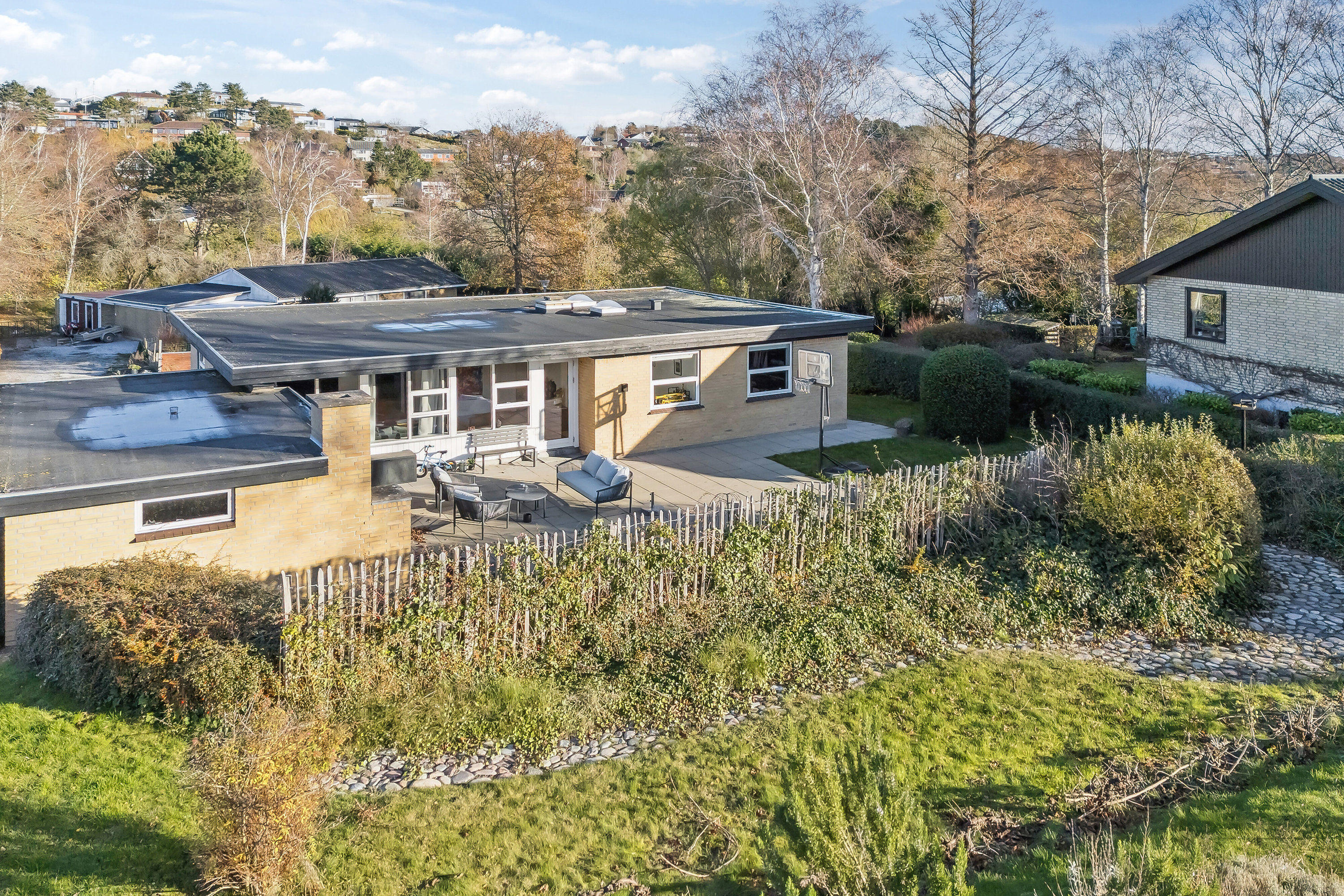 Fremhævet set fra haven billede i fuldskærmstilstand. Billede af Strandbakken 103, 4400 Kalundborg