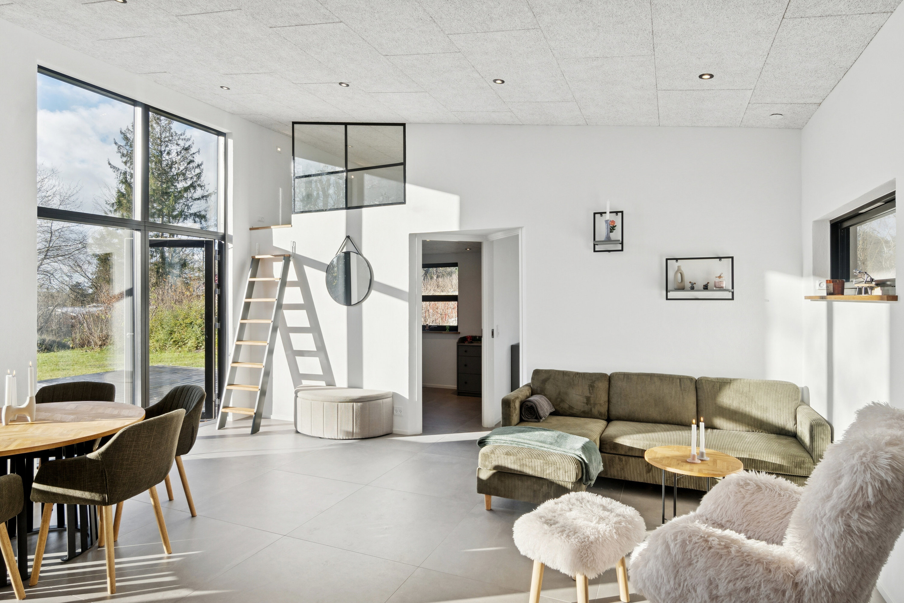 Fremhævet stue billede i fuldskærmstilstand. Billede af Tjurvej 18, Gundestrup, 4571 Grevinge