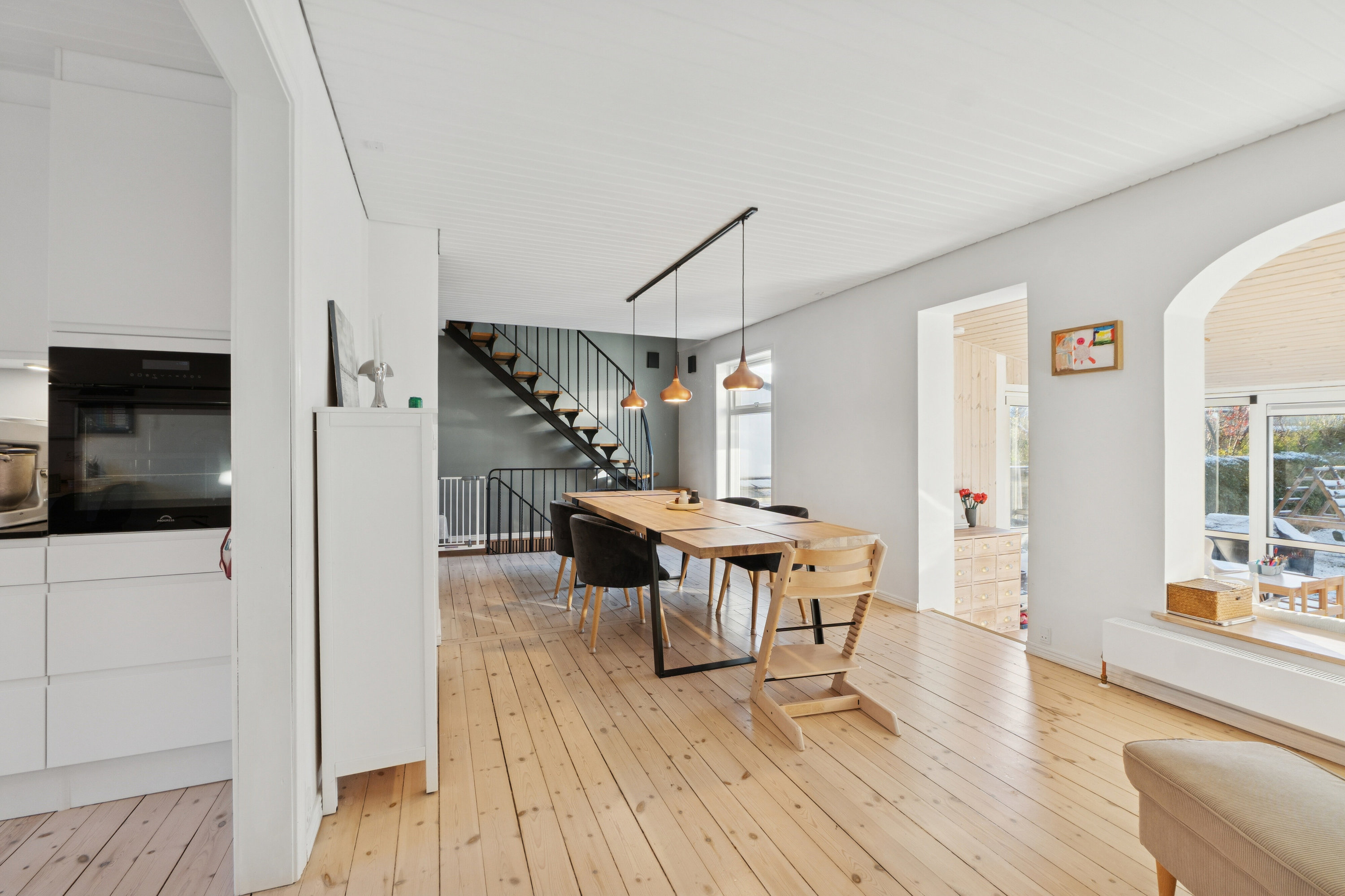 Fremhævet spisestue billede i fuldskærmstilstand. Billede af Planteheldvej 12A, 2650 Hvidovre