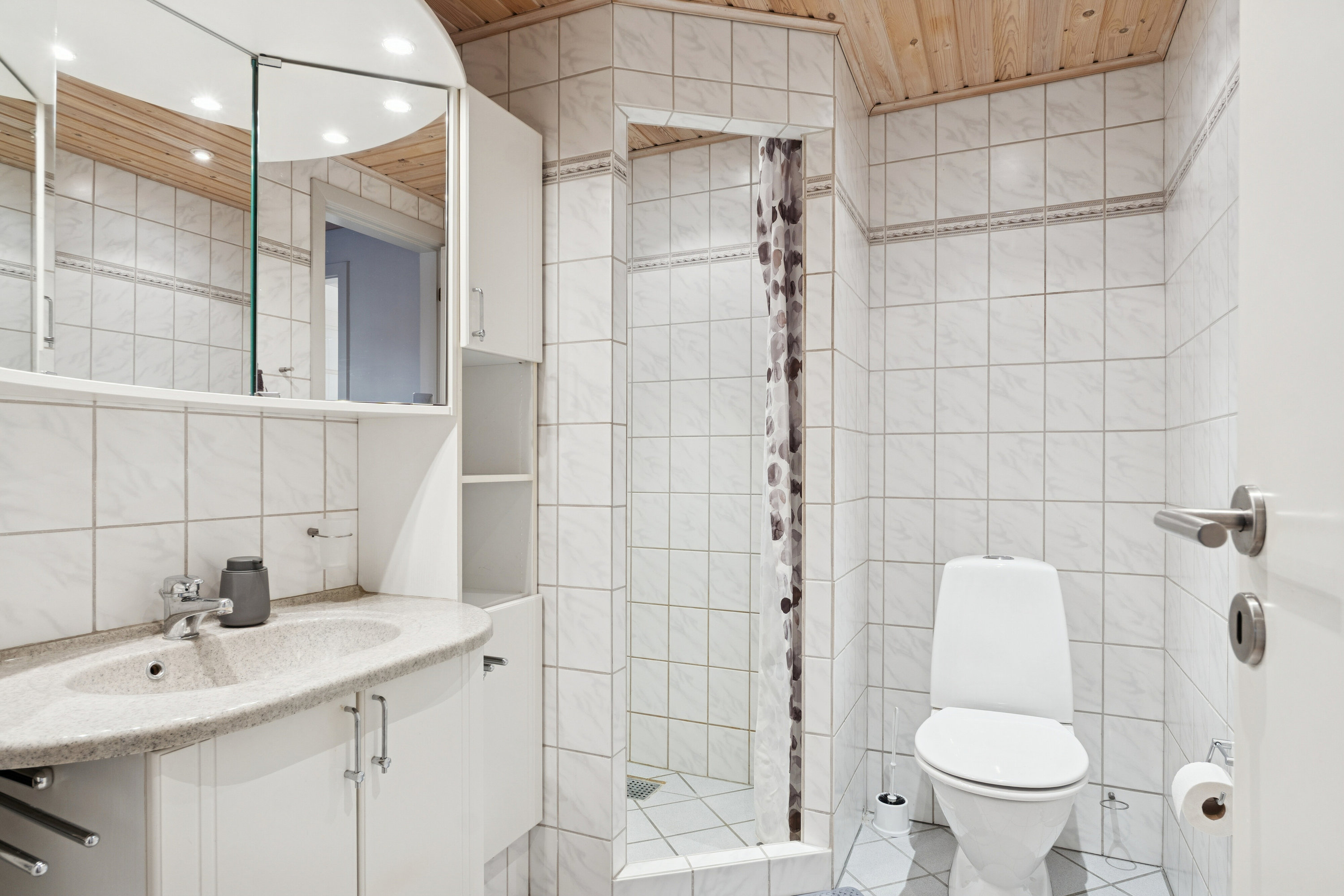 Fremhævet badeværelse billede i fuldskærmstilstand. Billede af Ædelgranen 12, 8620 Kjellerup