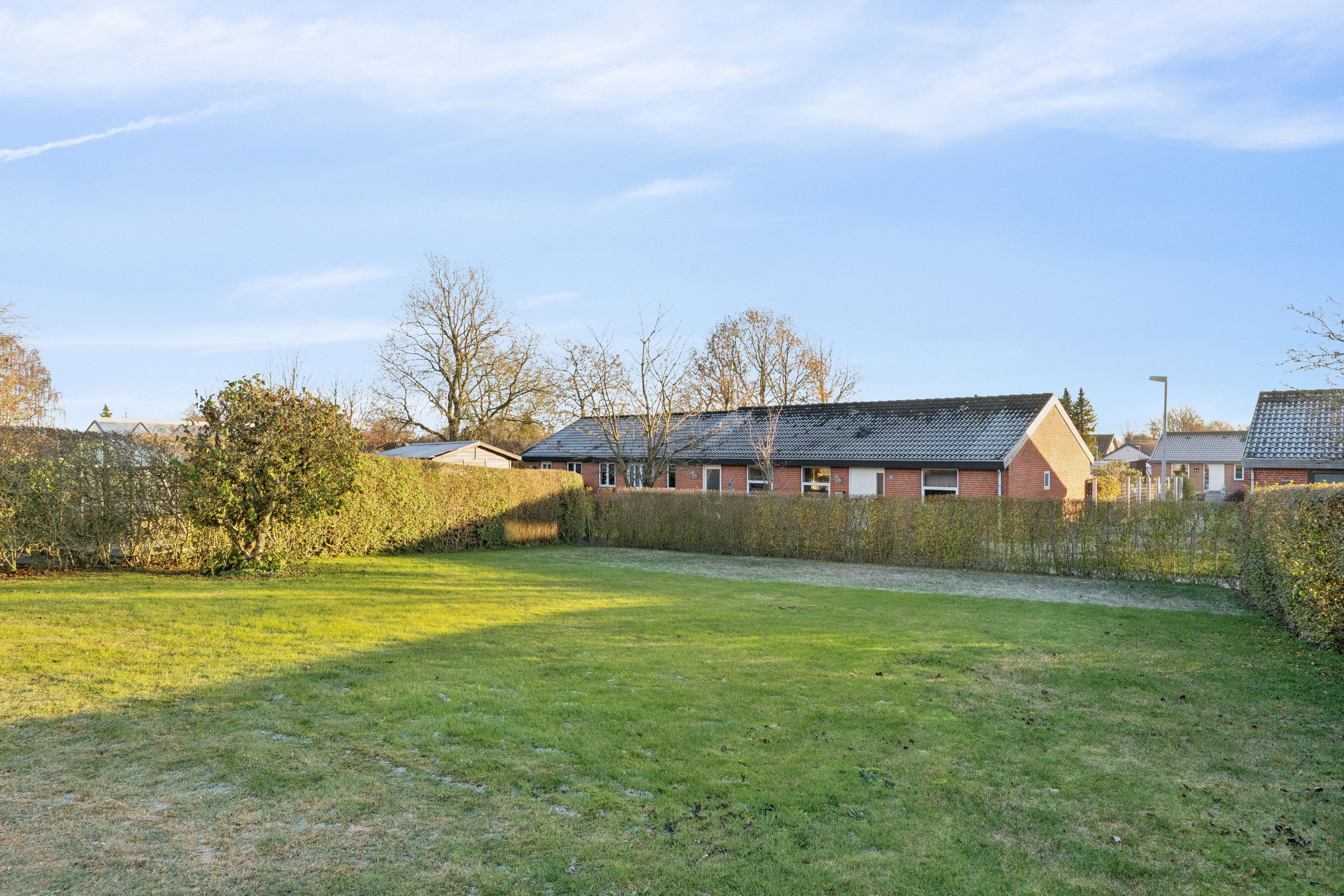 Fremhævet set fra haven billede i fuldskærmstilstand. Billede af Ædelgranen 12, 8620 Kjellerup