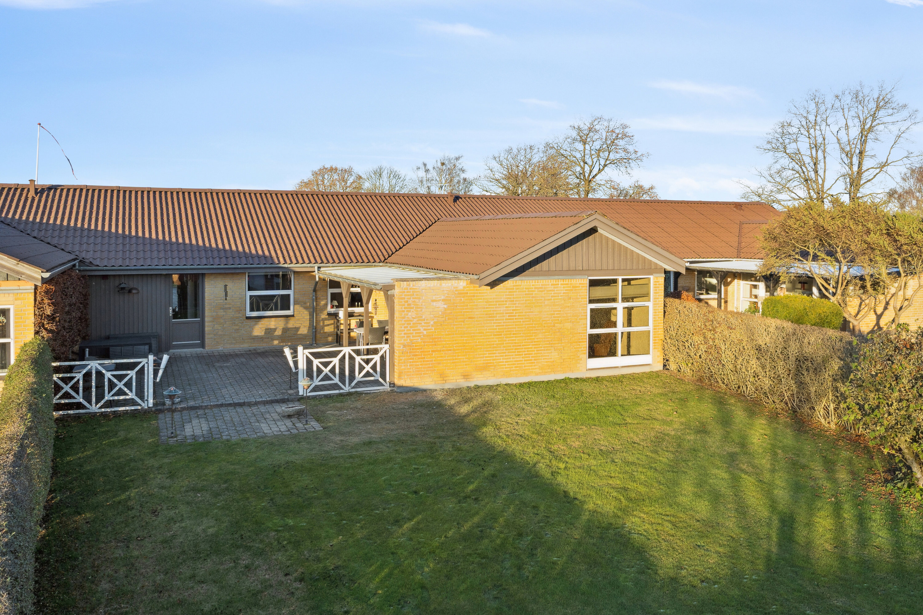 Fremhævet set fra haven billede i fuldskærmstilstand. Billede af Ædelgranen 12, 8620 Kjellerup