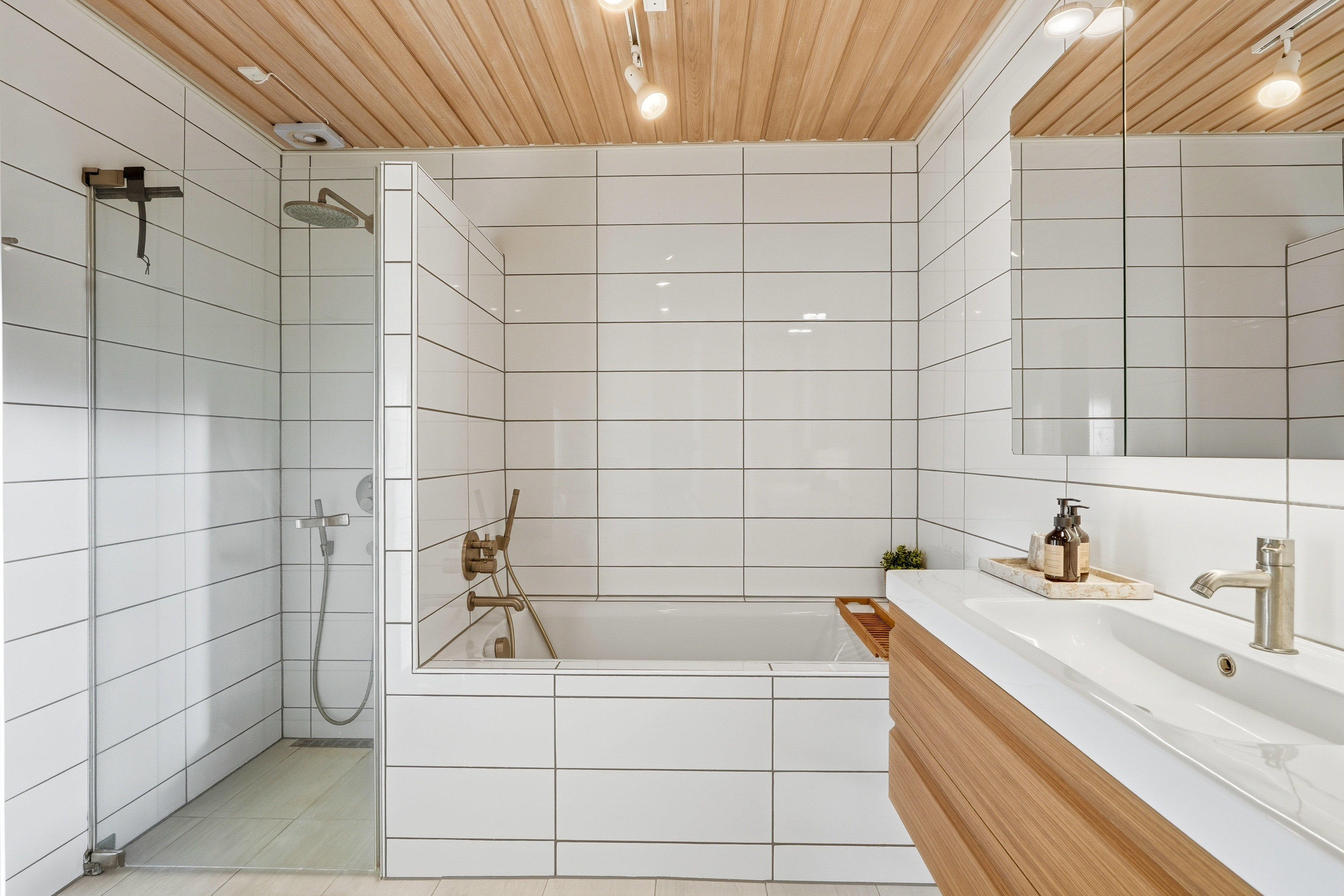 Fremhævet badeværelse billede i fuldskærmstilstand. Billede af Rypebakken 32, Snestrup, 5210 Odense NV