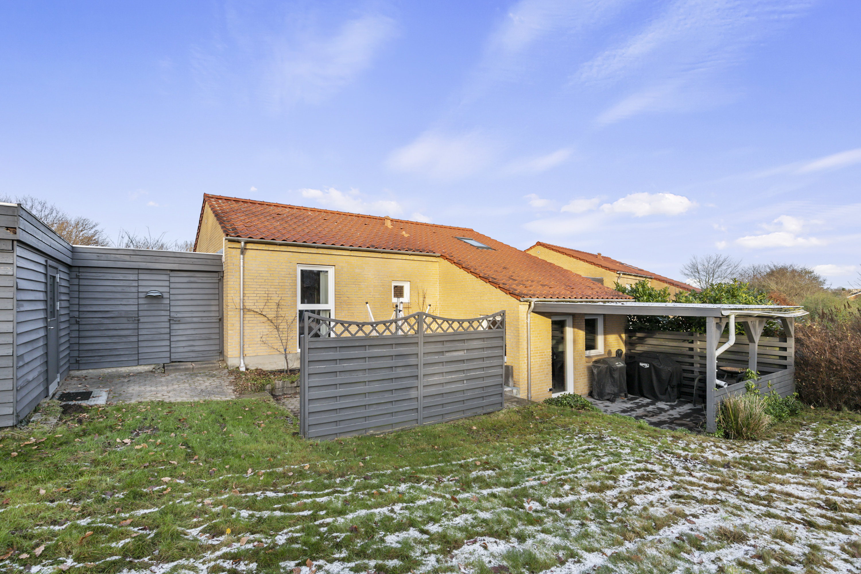 Fremhævet facade billede i fuldskærmstilstand. Billede af Knolden 2, 9700 Brønderslev