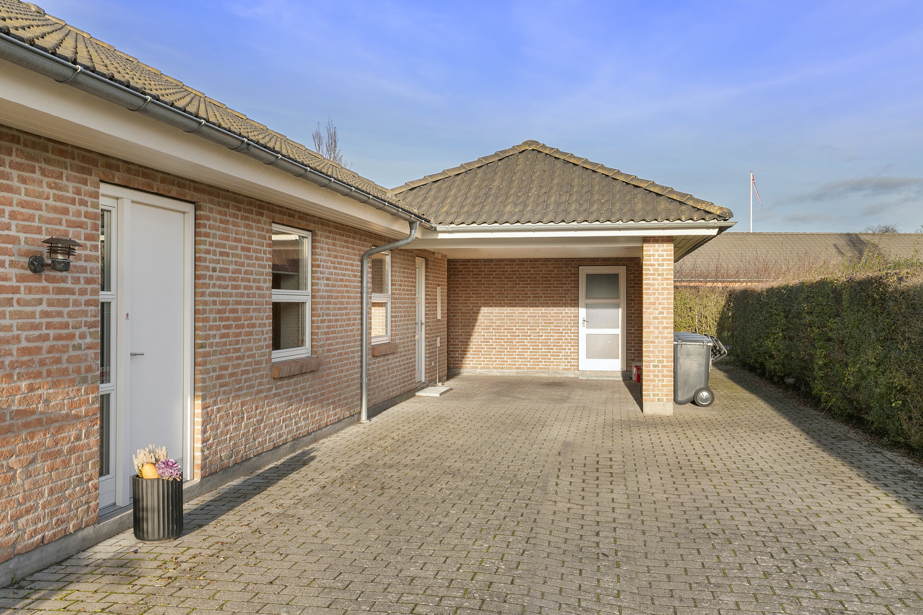 Fremhævet garage billede i fuldskærmstilstand. Billede af Engparken 3, 9700 Brønderslev