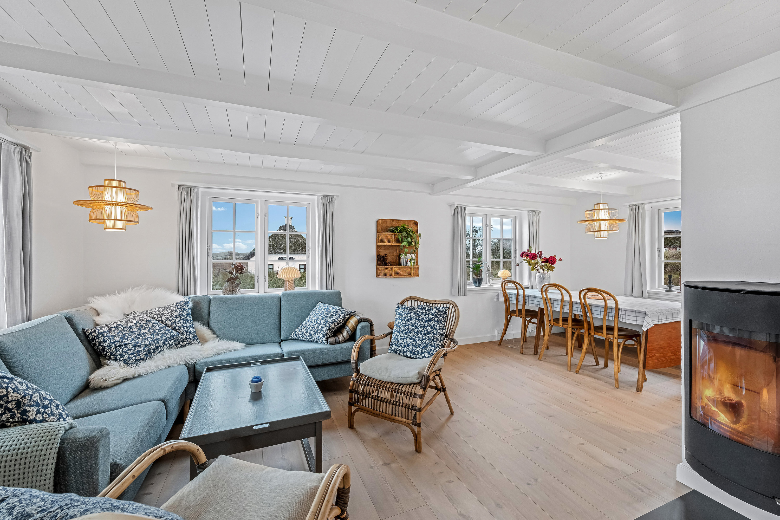 Fremhævet stue billede i fuldskærmstilstand. Billede af Redningsvejen 47, Nymindegab, 6830 Nørre Nebel