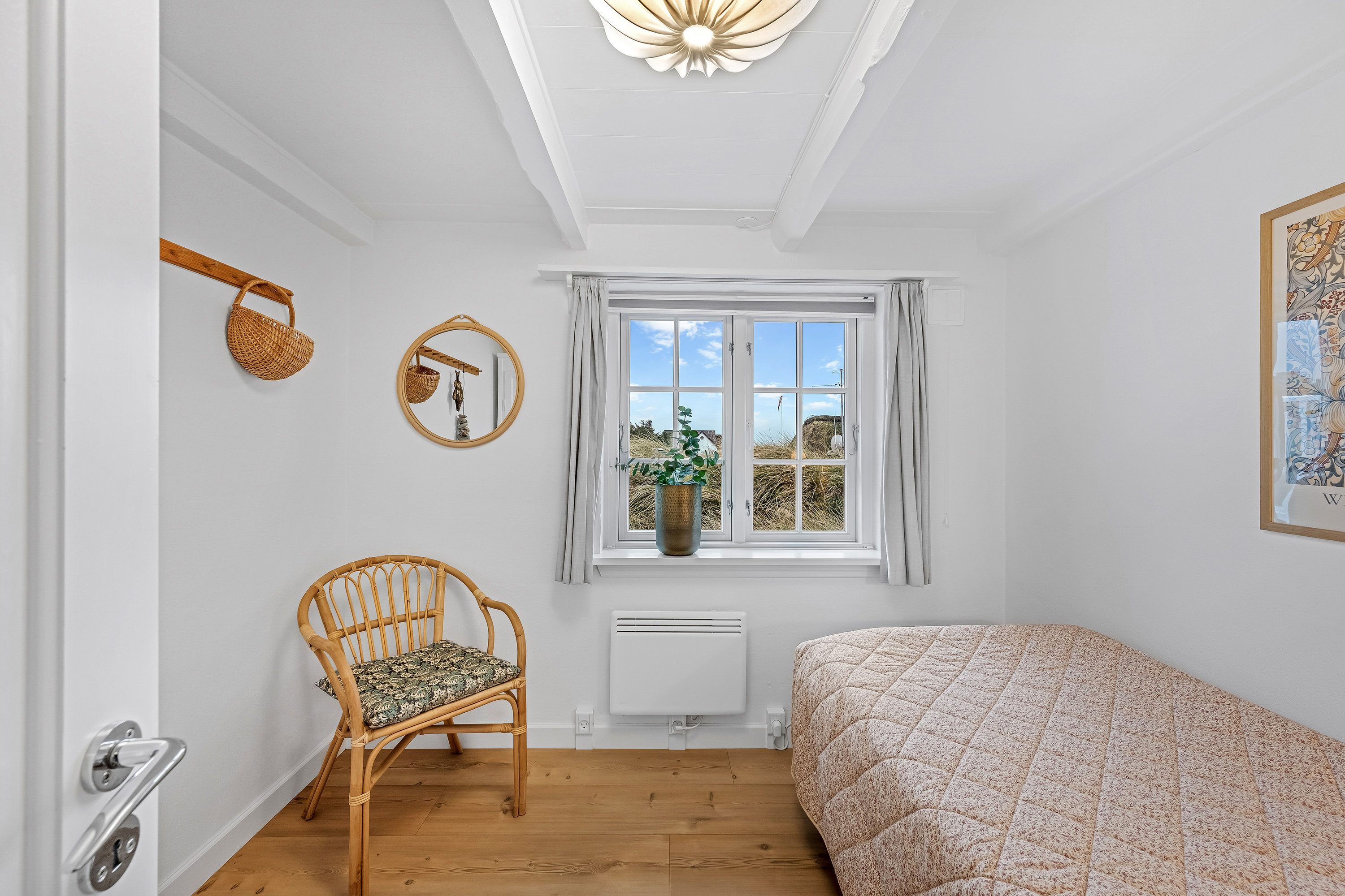 Fremhævet soveværelse billede i fuldskærmstilstand. Billede af Redningsvejen 47, Nymindegab, 6830 Nørre Nebel