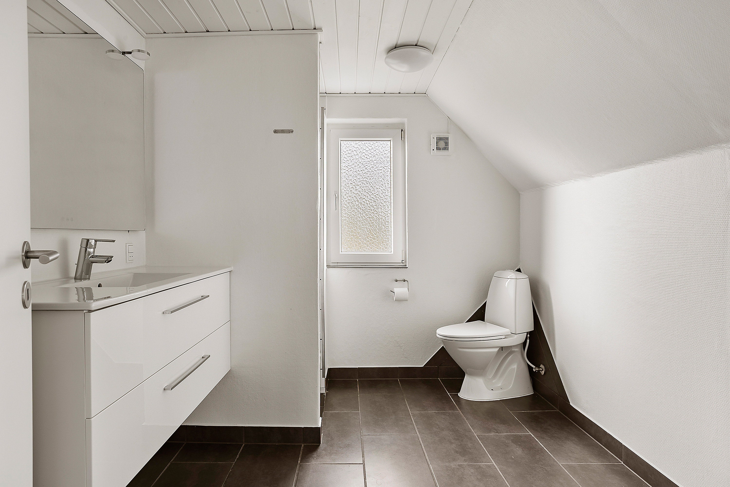 Fremhævet badeværelse billede i fuldskærmstilstand. Billede af Østerbygårdvej 4, Ø Hovborg, 6682 Hovborg