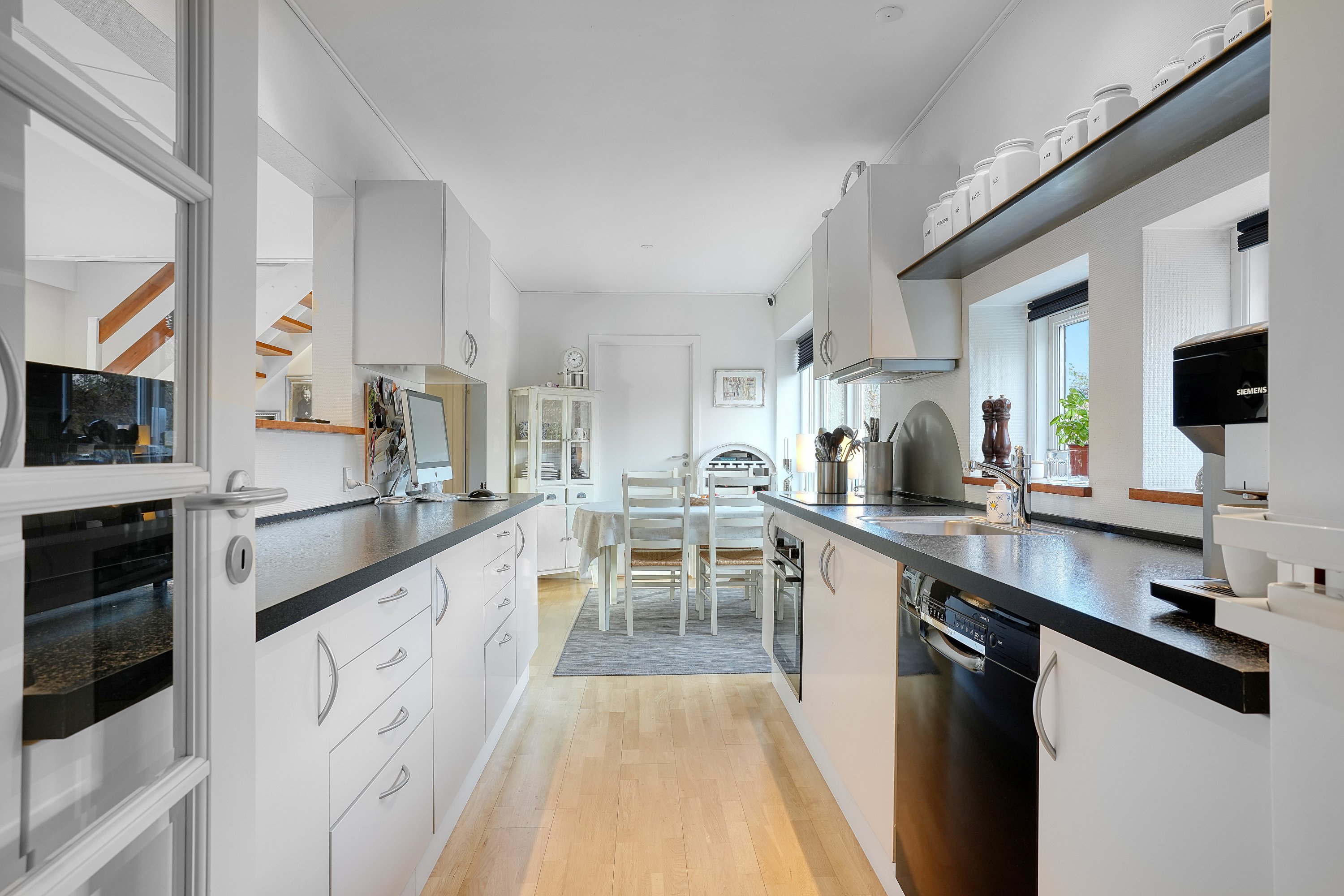 Fremhævet køkken billede i fuldskærmstilstand. Billede af Bregnerød Byvej 15B, 3520 Farum