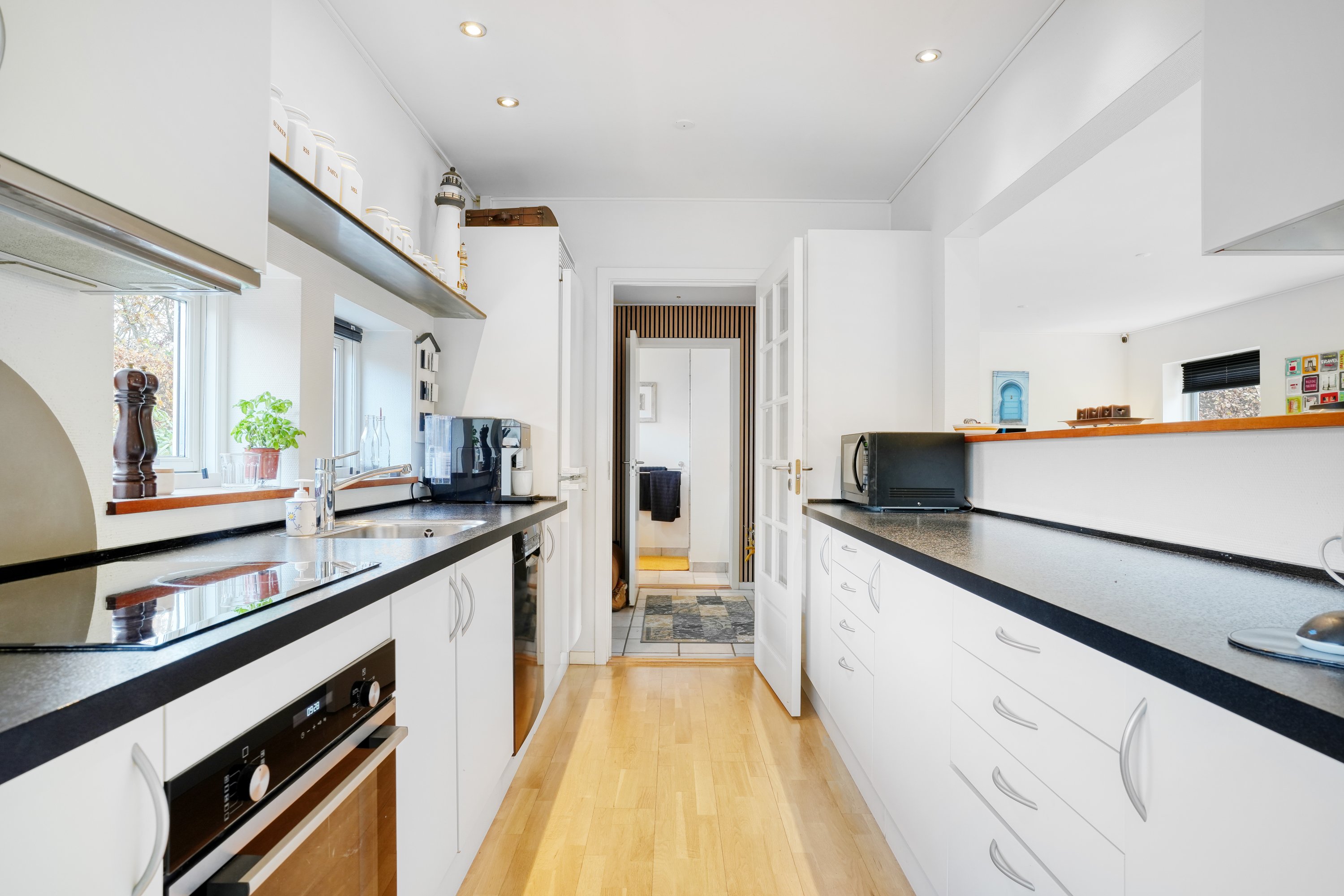 Fremhævet køkken billede i fuldskærmstilstand. Billede af Bregnerød Byvej 15B, 3520 Farum