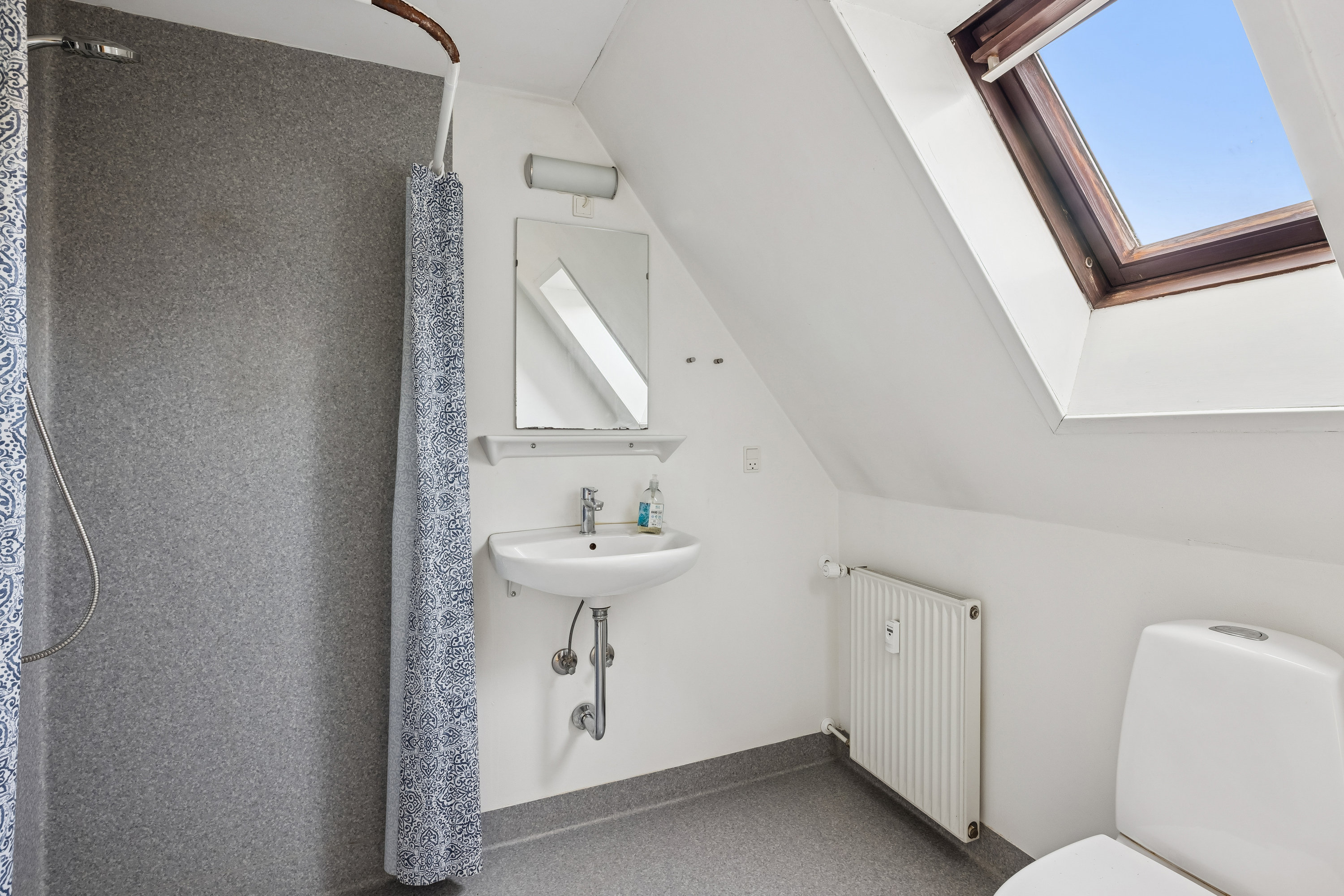 Fremhævet badeværelse billede i fuldskærmstilstand. Billede af Skolevej 6, 8410 Rønde