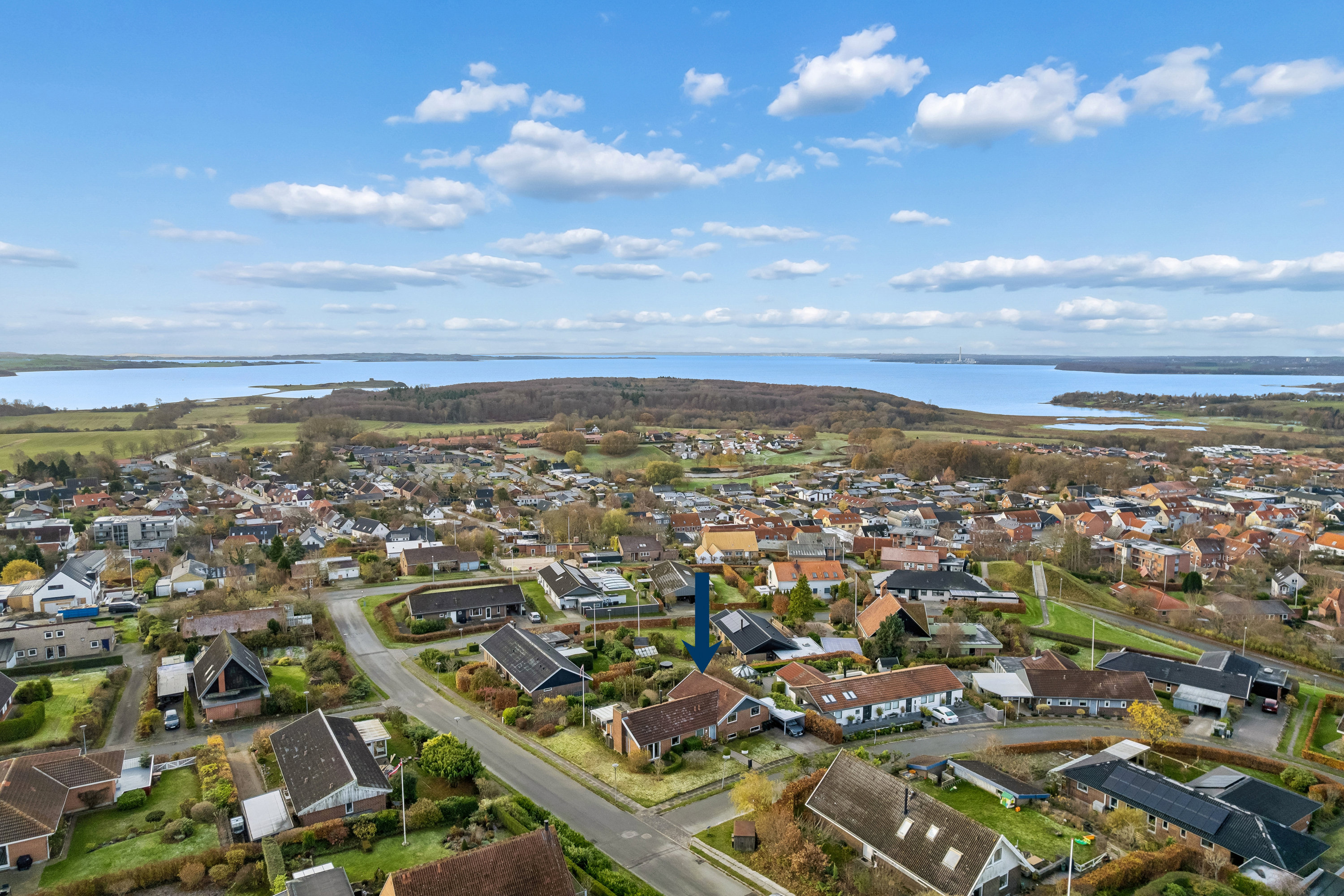 Fremhævet luftfoto billede i fuldskærmstilstand. Billede af Baunevænget 17, 8410 Rønde