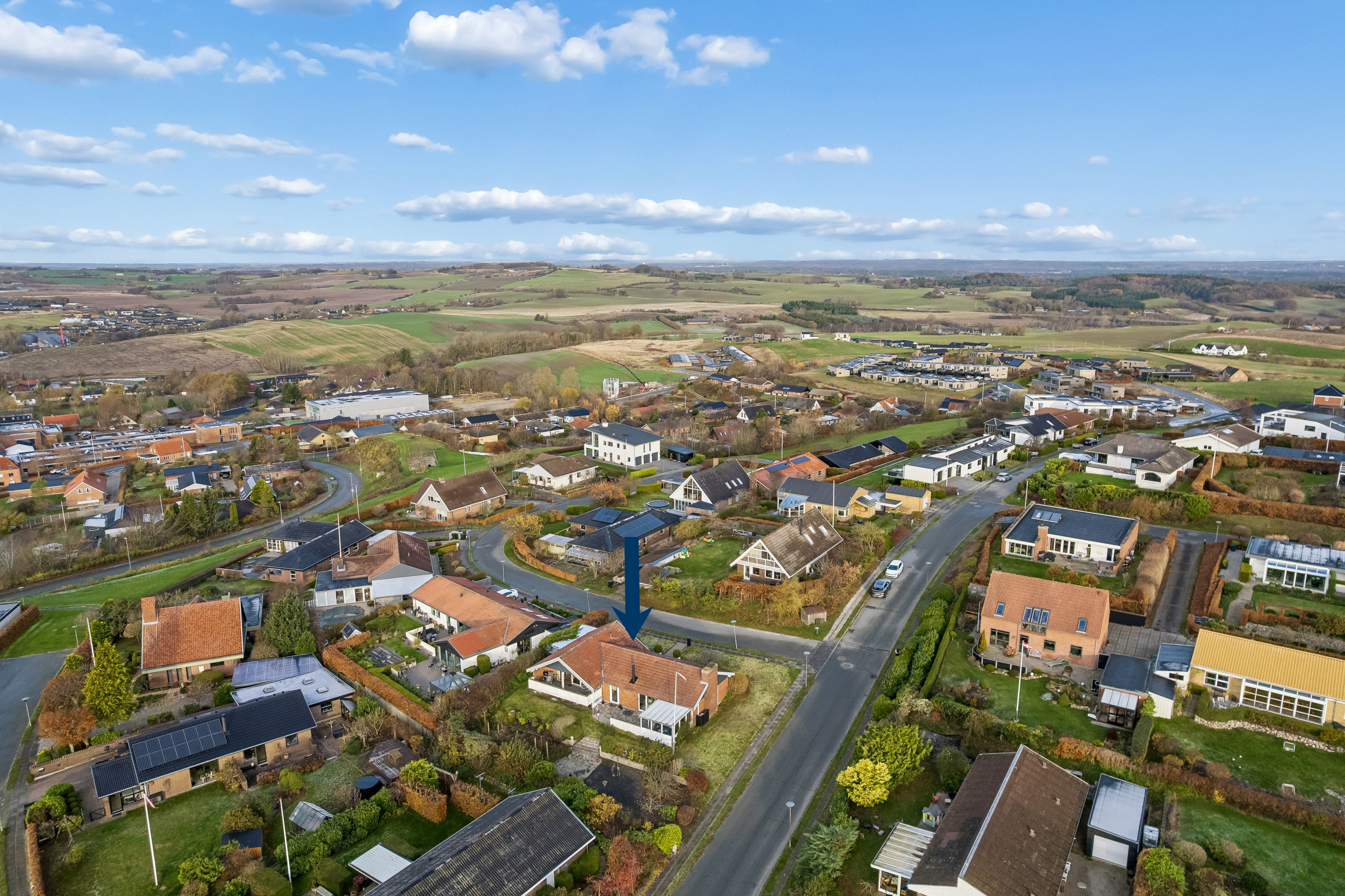 Fremhævet luftfoto billede i fuldskærmstilstand. Billede af Baunevænget 17, 8410 Rønde